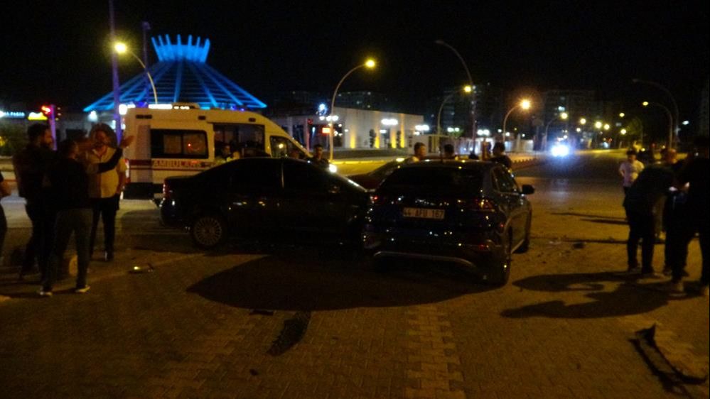 Malatya'da gece yarısı feci kaza! Ortalık savaş alanına döndü, yaralılar var... Malatya'da gece yarısı feci kaza! Ortalık savaş alanına döndü, yaralılar var... - 2. Resim