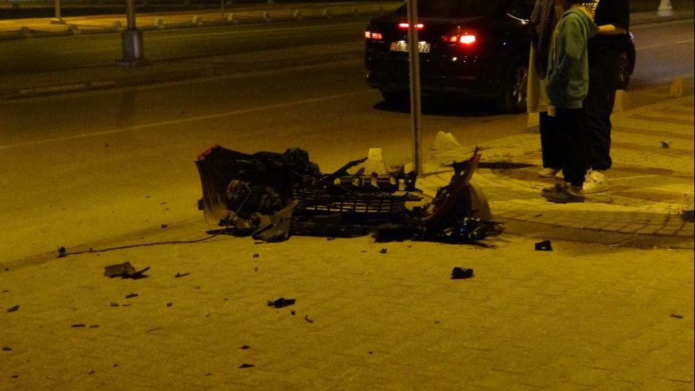 Malatya'da gece yarısı feci kaza! Ortalık savaş alanına döndü, yaralılar var... Malatya'da gece yarısı feci kaza! Ortalık savaş alanına döndü, yaralılar var... - 3. Resim