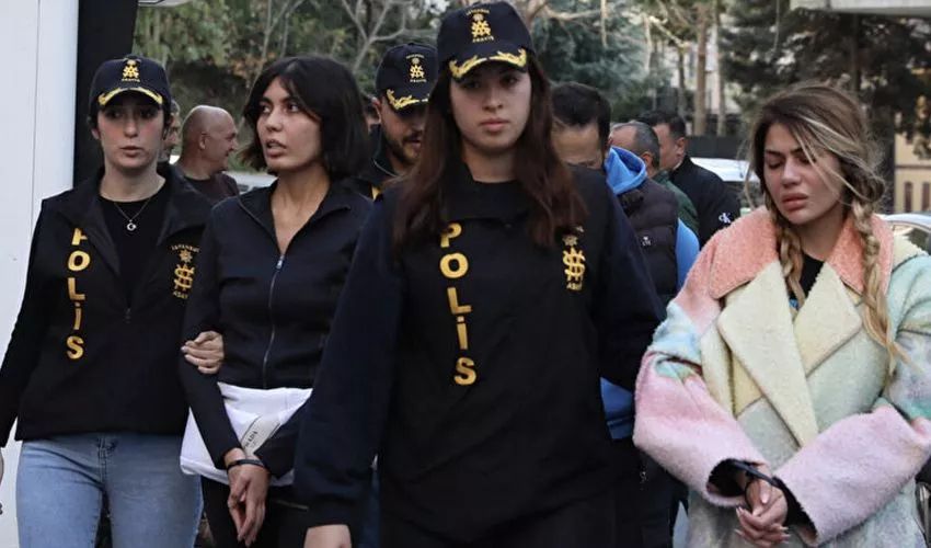 Nihal Candan'ın annesi tahliyenin ardından konuştu: Moral olsun kuaföre götürmüş - 1. Resim