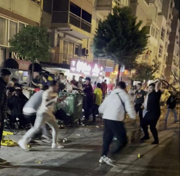 Göztepe Süper Lig'e çıktı, İzmir savaş alanına döndü! İş yerine sığınarak canını kurtardı Göztepe Süper Lig'e çıktı, İzmir savaş alanına döndü! İş yerine sığınarak canını kurtardı - 2. Resim