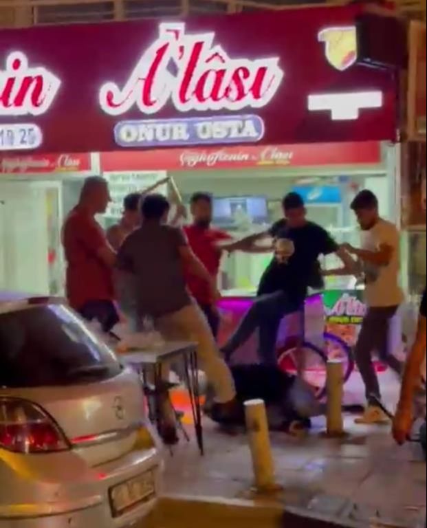 Göztepe Süper Lig'e çıktı, İzmir savaş alanına döndü! İş yerine sığınarak canını kurtardı Göztepe Süper Lig'e çıktı, İzmir savaş alanına döndü! İş yerine sığınarak canını kurtardı - 3. Resim