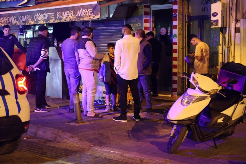 Göztepe Süper Lig'e çıktı, İzmir savaş alanına döndü! İş yerine sığınarak canını kurtardı Göztepe Süper Lig'e çıktı, İzmir savaş alanına döndü! İş yerine sığınarak canını kurtardı - 4. Resim