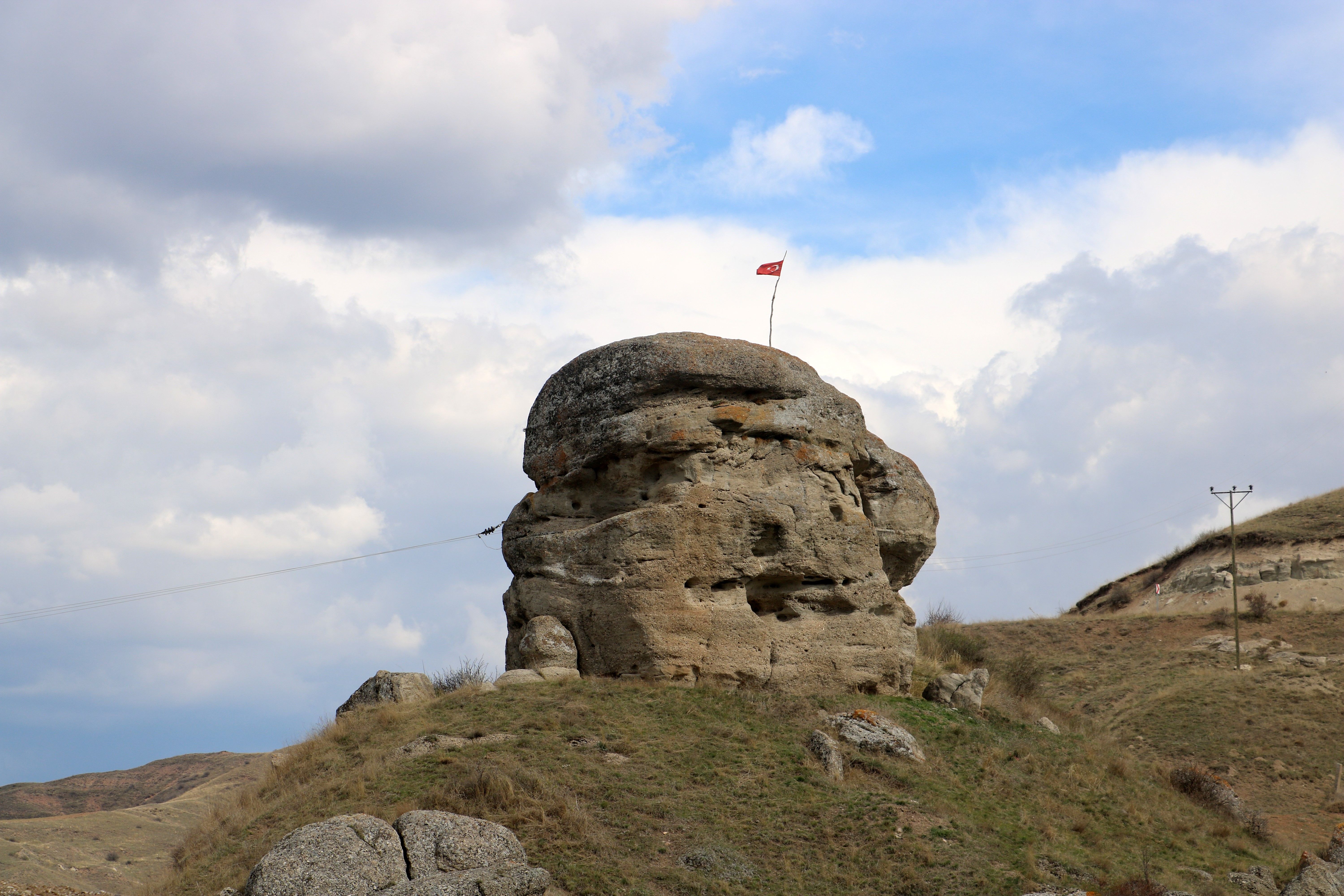 Meteor mu kale mi? Köylülerde huzur bırakmayan 'kaya' isyan ettirdi - 1. Resim