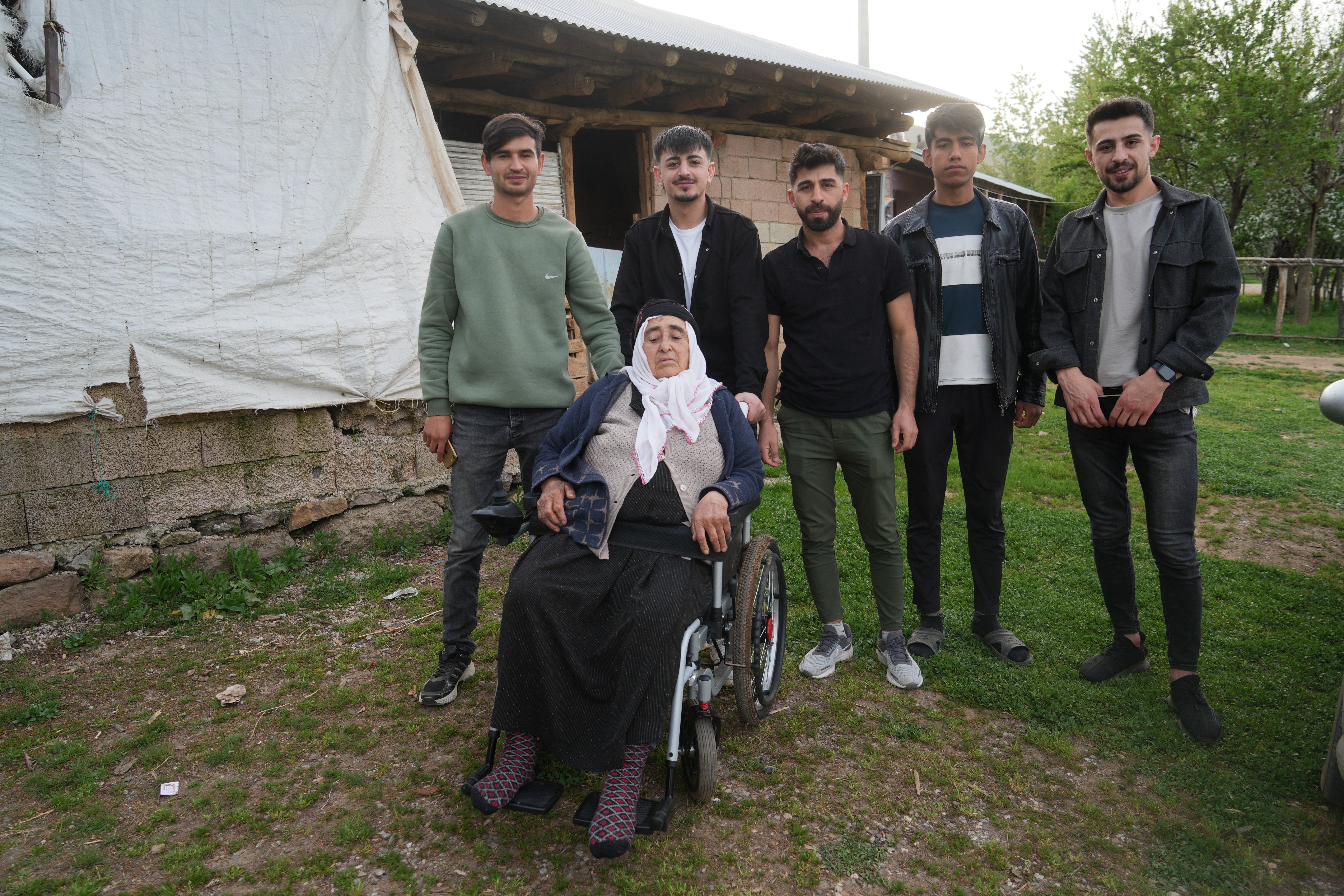 Sadece tavana bakıyordu: Cevahir teyze 10 yıl sonra köy meydanında Sadece tavana bakıyordu: Cevahir teyze 10 yıl sonra köy meydanında - 2. Resim
