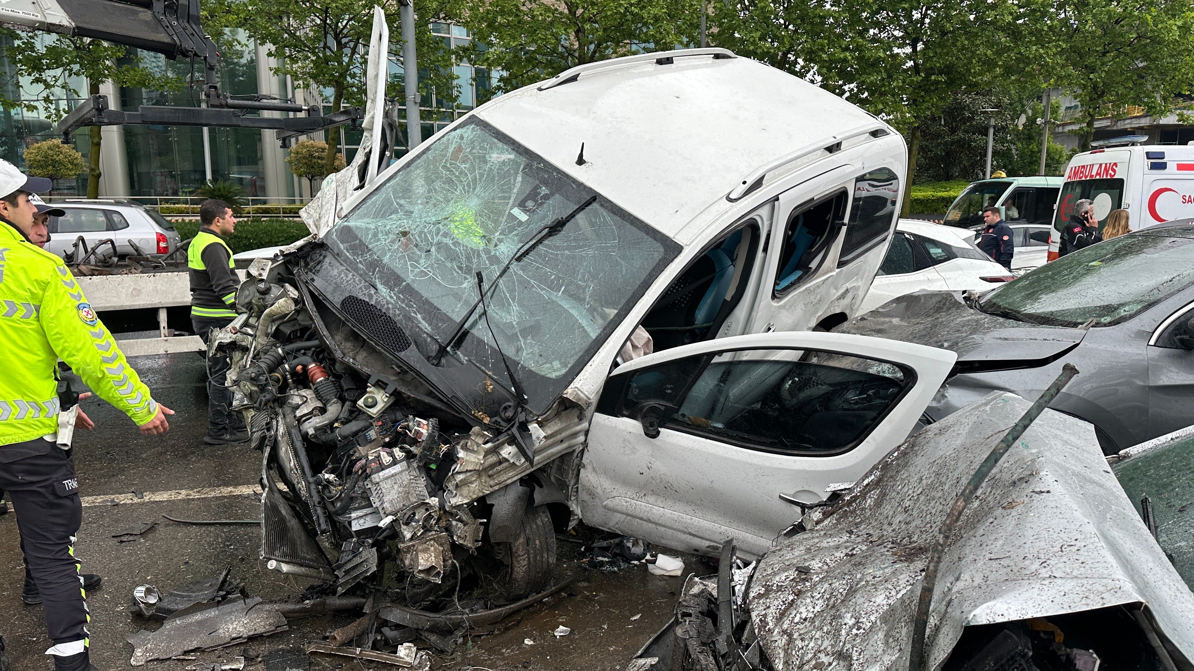 8 aracın karıştığı feci kazanın görüntüleri ortaya çıktı! Karşı yöne böyle uçmuş - 1. Resim