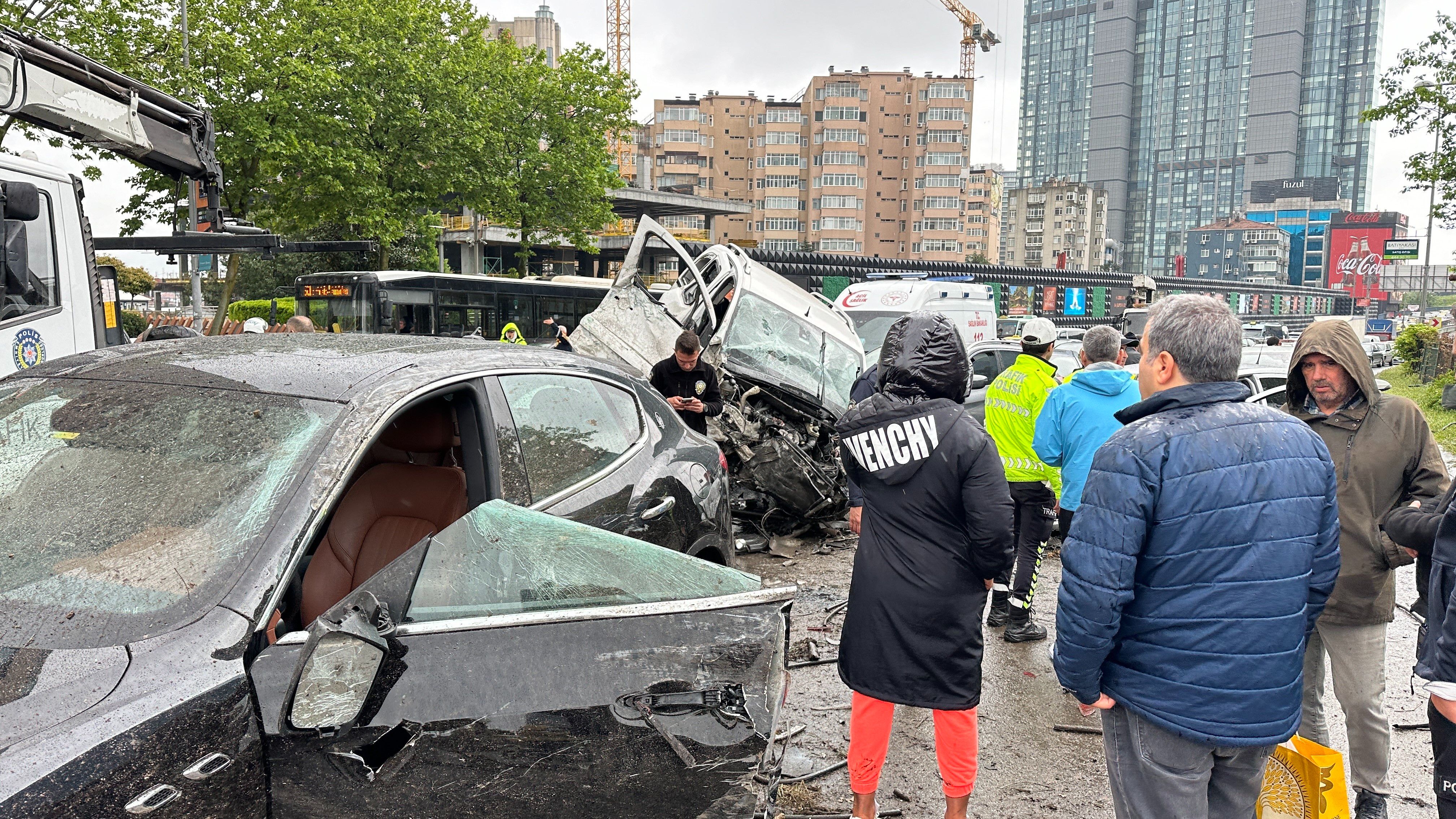 8 aracın karıştığı feci kazanın görüntüleri ortaya çıktı! Karşı yöne böyle uçmuş - 2. Resim