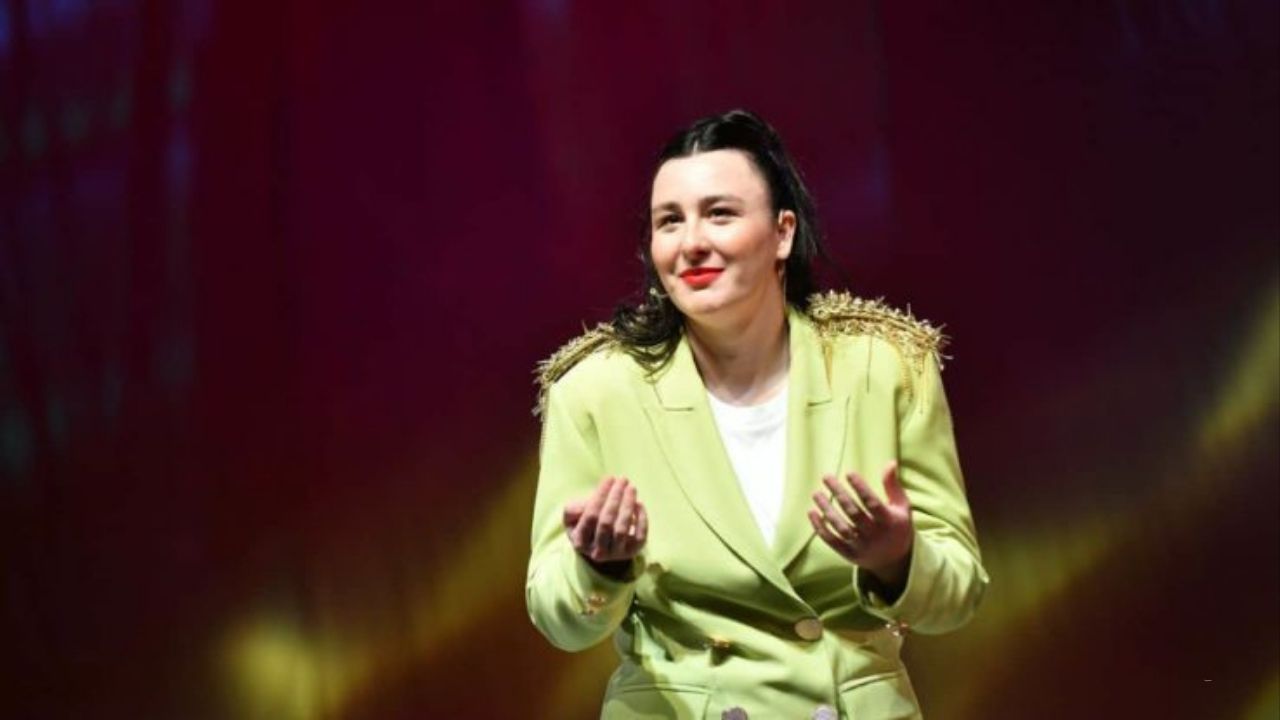 Bahar dizisine Hasibe karakteri ile konuk olan komedyen Yasemin Sakallıoğlu hakkında - 1. Resim