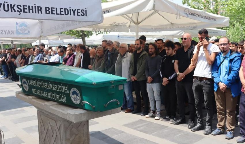 Canlı yayında kamyon çarpmıştı: Fenomen Neşet Turan’ı yakınları toprağa verdi - 2. Resim
