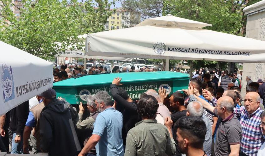 Canlı yayında kamyon çarpmıştı: Fenomen Neşet Turan’ı yakınları toprağa verdi - 3. Resim