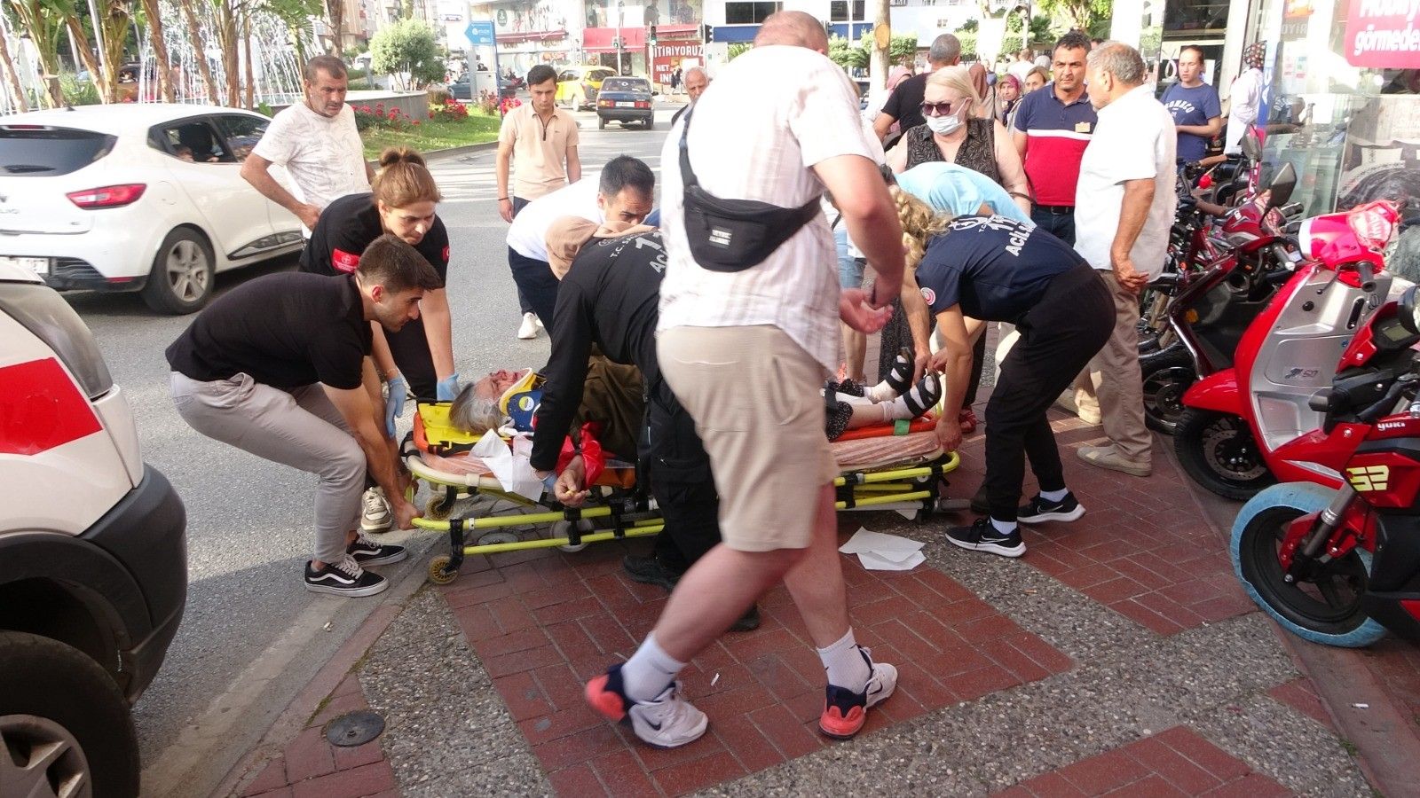 Dakikalarca beklediği yolda saniyeler içinde savruldu! - 1. Resim