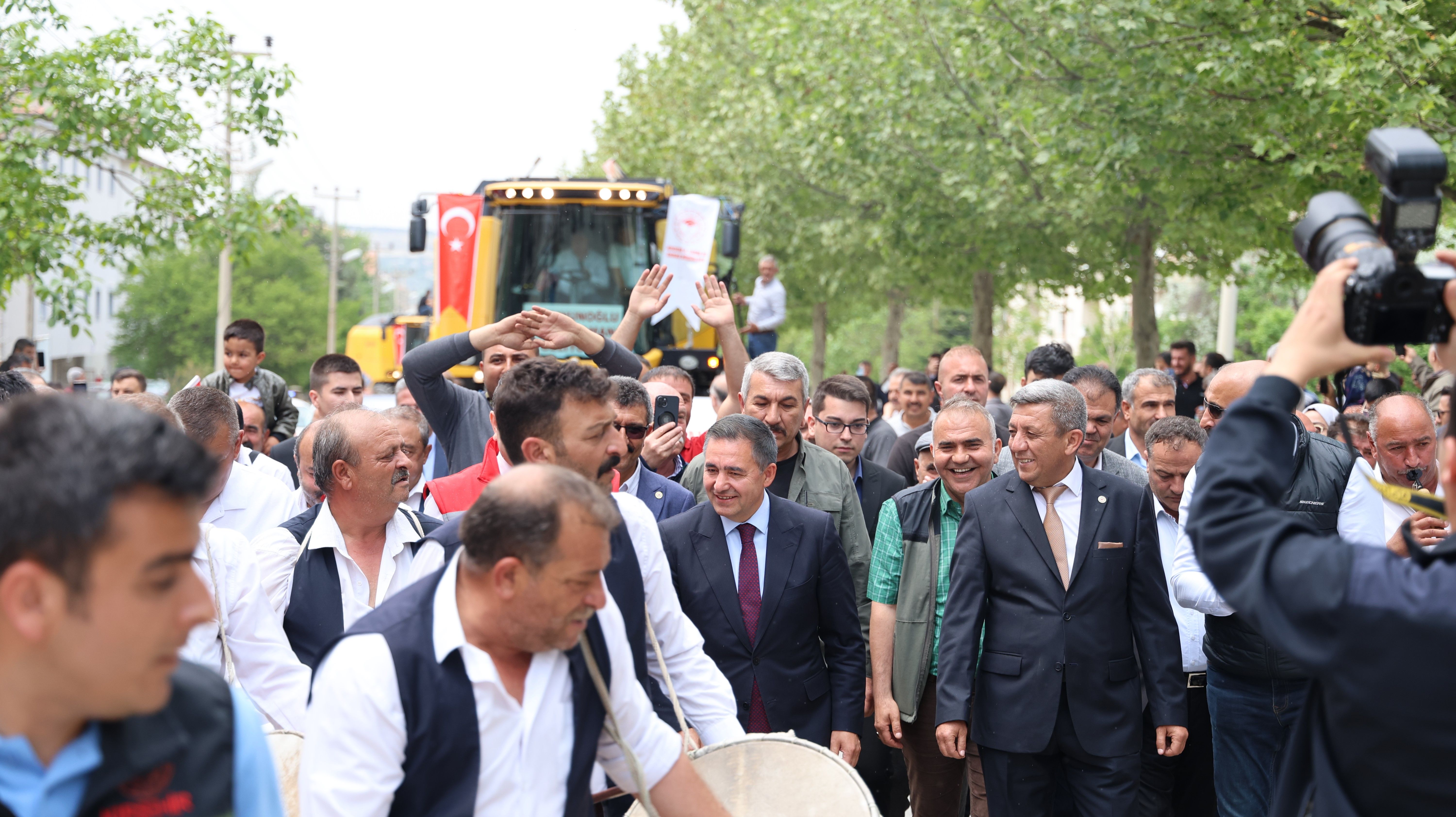 Hasat şenliğinin böylesi! Davullu zurnalı uğurlamadan renkli görüntüler - 1. Resim