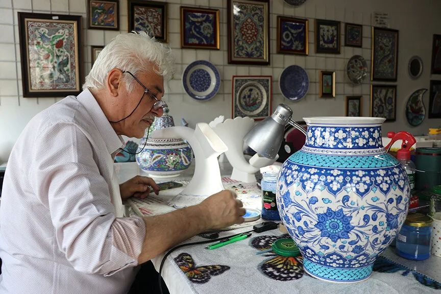 Mavinin hayranıyım! İlkokul gezisinde gördüğü çini sanatı için yarım asırdır çalışıyor Mavinin hayranıyım! İlkokul gezisinde gördüğü çini sanatı için yarım asırdır çalışıyor - 1. Resim