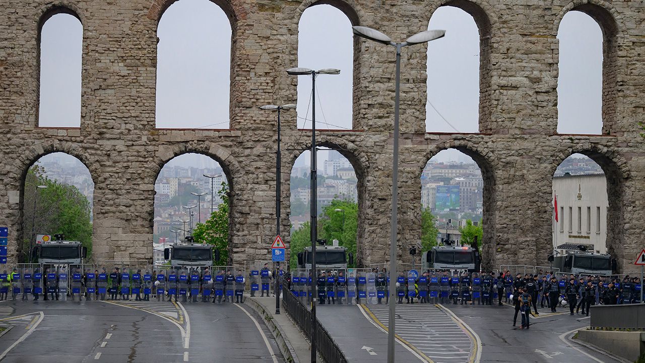 1 Mayıs Emek ve Dayanışma Günü... Taksim'e çıkmak isteyenlere polis müdahale etti! Çok sayıda kişi gözaltında - 2. Resim
