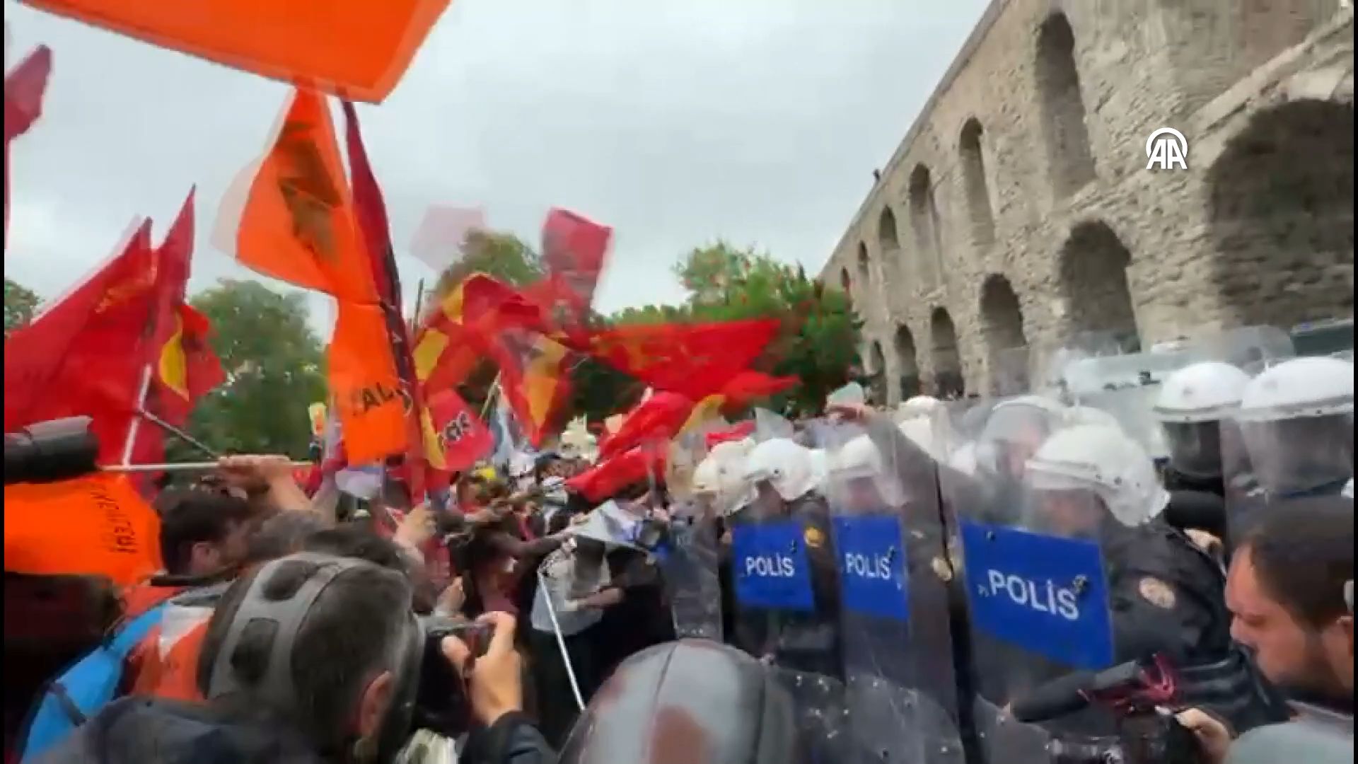 1 Mayıs Emek ve Dayanışma Günü... Taksim'e çıkmak isteyenlere polis müdahale etti! Çok sayıda kişi gözaltında - 2. Resim