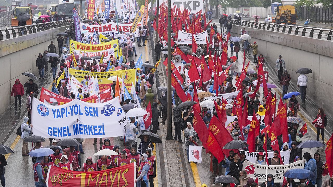 1 Mayıs Emek ve Dayanışma Günü... Taksim'e çıkmak isteyenlere polis müdahale etti! Çok sayıda kişi gözaltında - 1. Resim