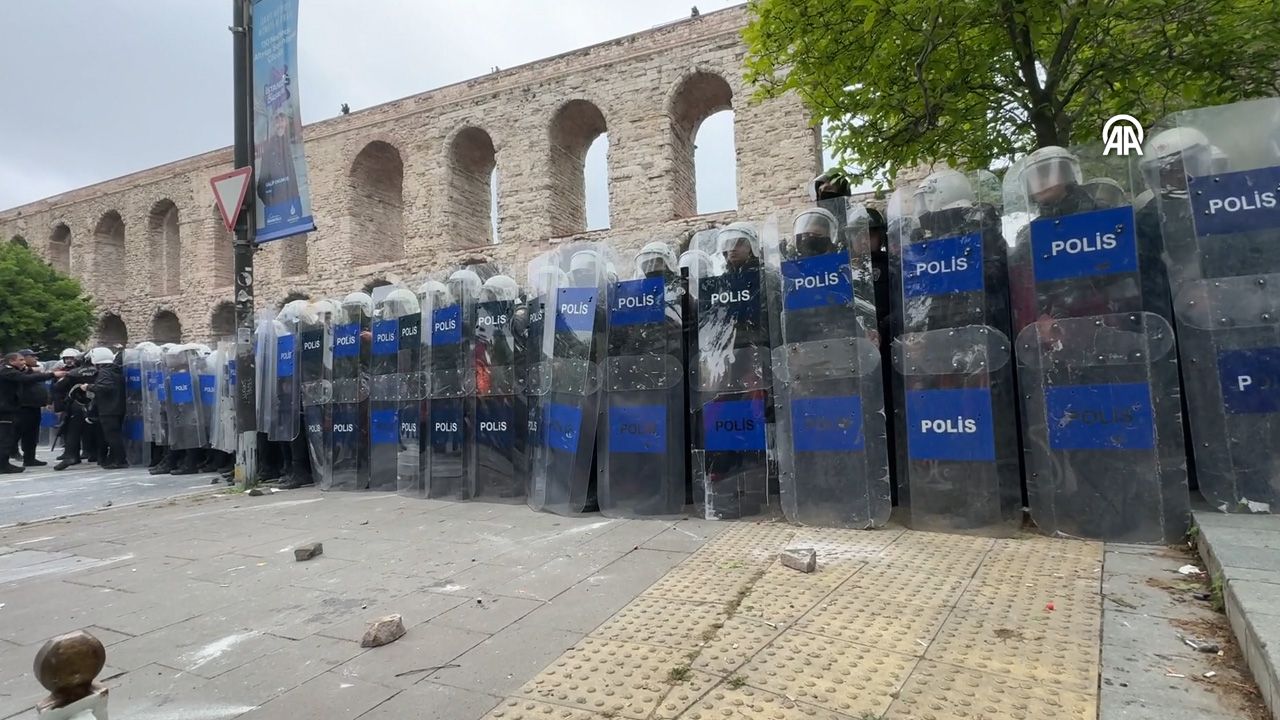 1 Mayıs Emek ve Dayanışma Günü... Taksim'e çıkmak isteyenlere polis müdahale etti! Çok sayıda kişi gözaltında - 3. Resim