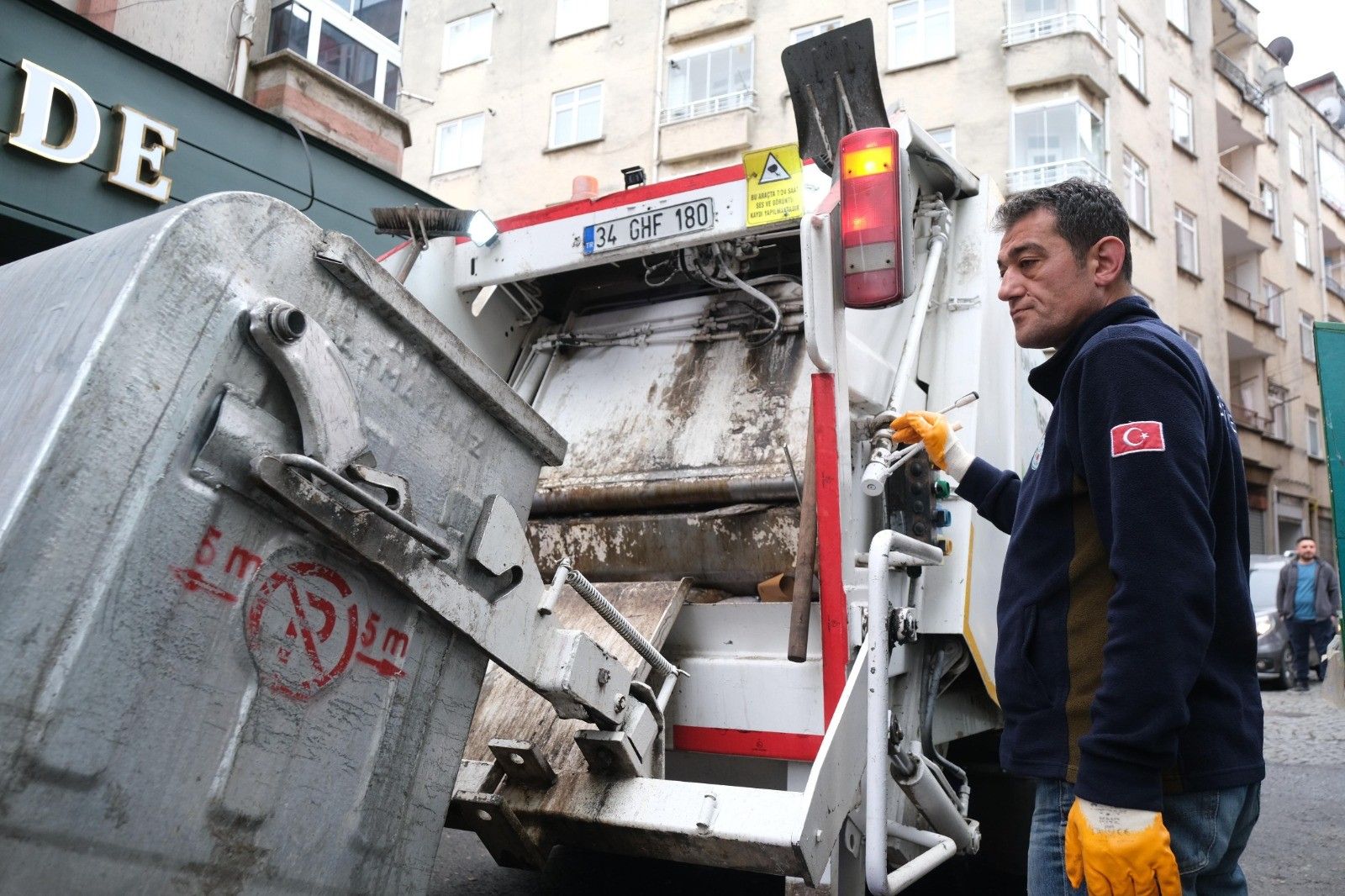 1 Mayıs'a damga vuran görüntü! CHP'li Belediye Başkanı işçilerle çöp topladı - 1. Resim