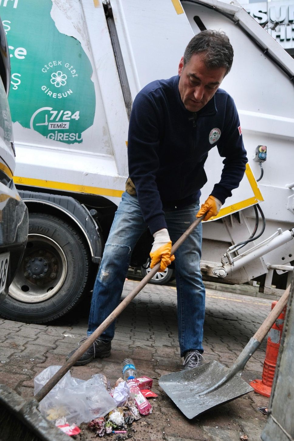 1 Mayıs'a damga vuran görüntü! CHP'li Belediye Başkanı işçilerle çöp topladı - 3. Resim