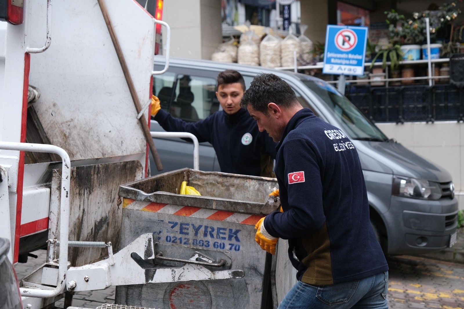 1 Mayıs'a damga vuran görüntü! CHP'li Belediye Başkanı işçilerle çöp topladı - 2. Resim