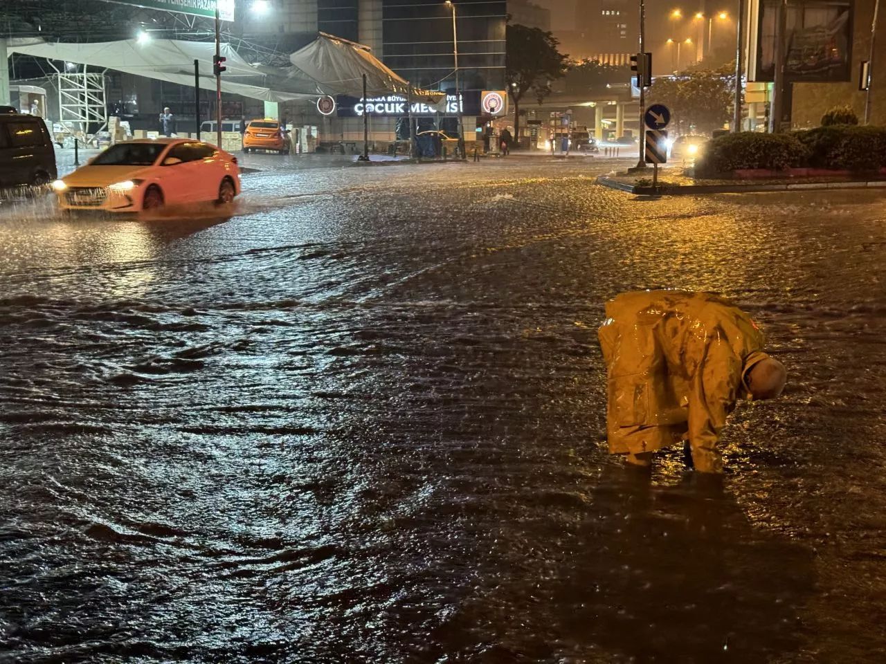Ankara'da cadde ve sokaklar göle döndü, valilikten açıklama geldi Ankara'da cadde ve sokaklar göle döndü, valilikten açıklama geldi - 2. Resim