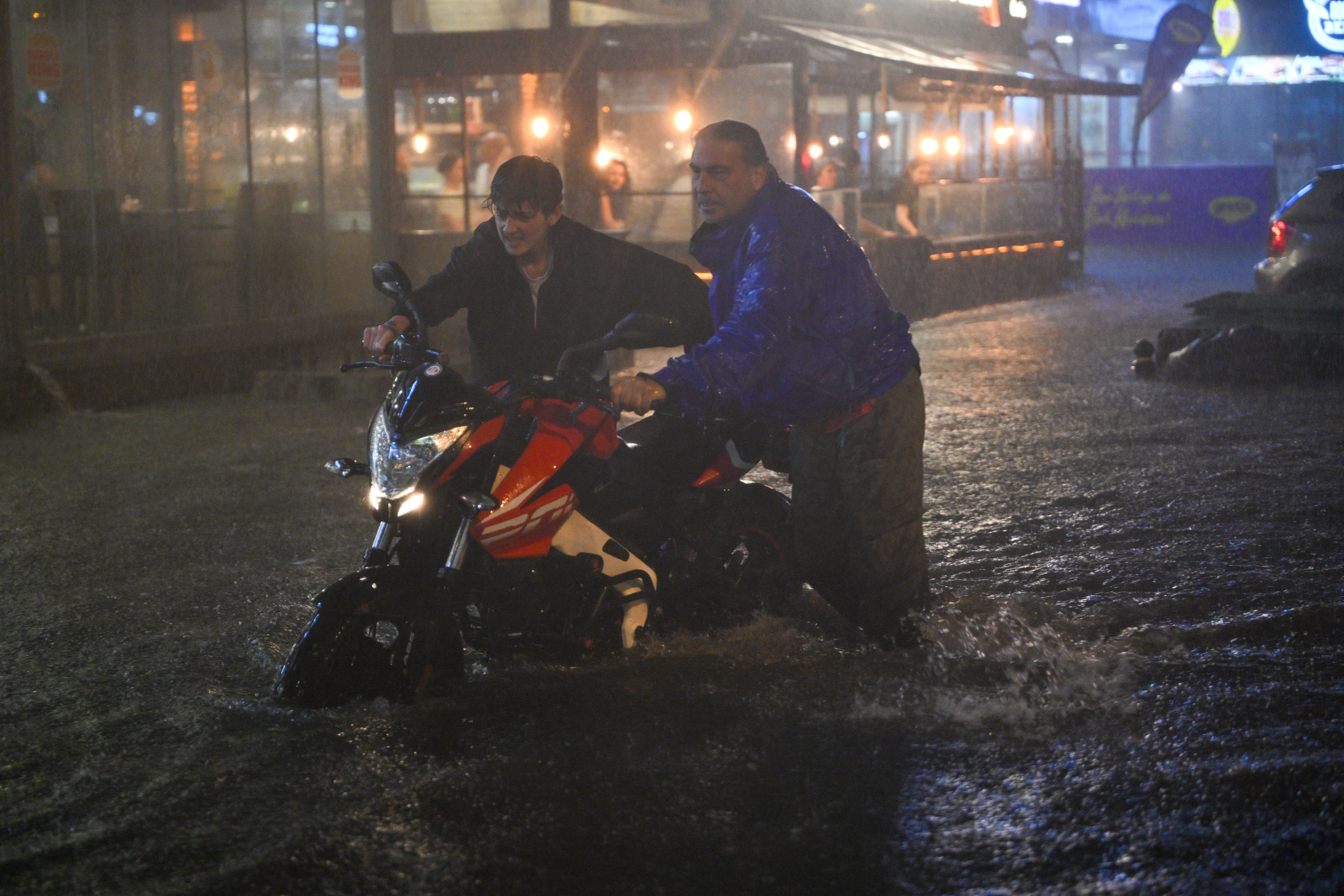 Ankara'yı yine şiddetli yağış vurdu, cadde ve sokaklar göle döndü Ankaralılar dikkat! Kuvvetli yağış ve su taşkını uyarıları peş peşe geldi - 1. Resim