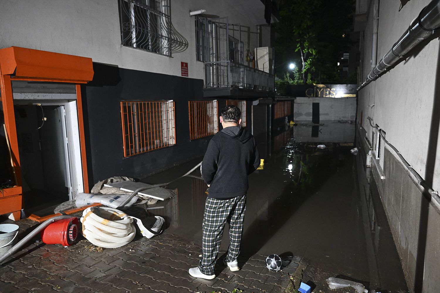 Ankaralılar telefona sarıldı, 1.330 ihbar yapıldı! Tedbir amaçlı elektik kesintileri başladı... Ankaralılar telefona sarıldı, 1.330 ihbar yapıldı! Tedbir amaçlı elektik kesintileri başladı... - 2. Resim