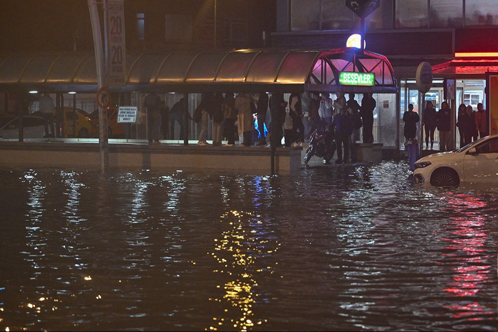 Ankaralılar telefona sarıldı, 1.330 ihbar yapıldı! Tedbir amaçlı elektik kesintileri başladı... Ankaralılar telefona sarıldı, 1.330 ihbar yapıldı! Tedbir amaçlı elektik kesintileri başladı... - 1. Resim