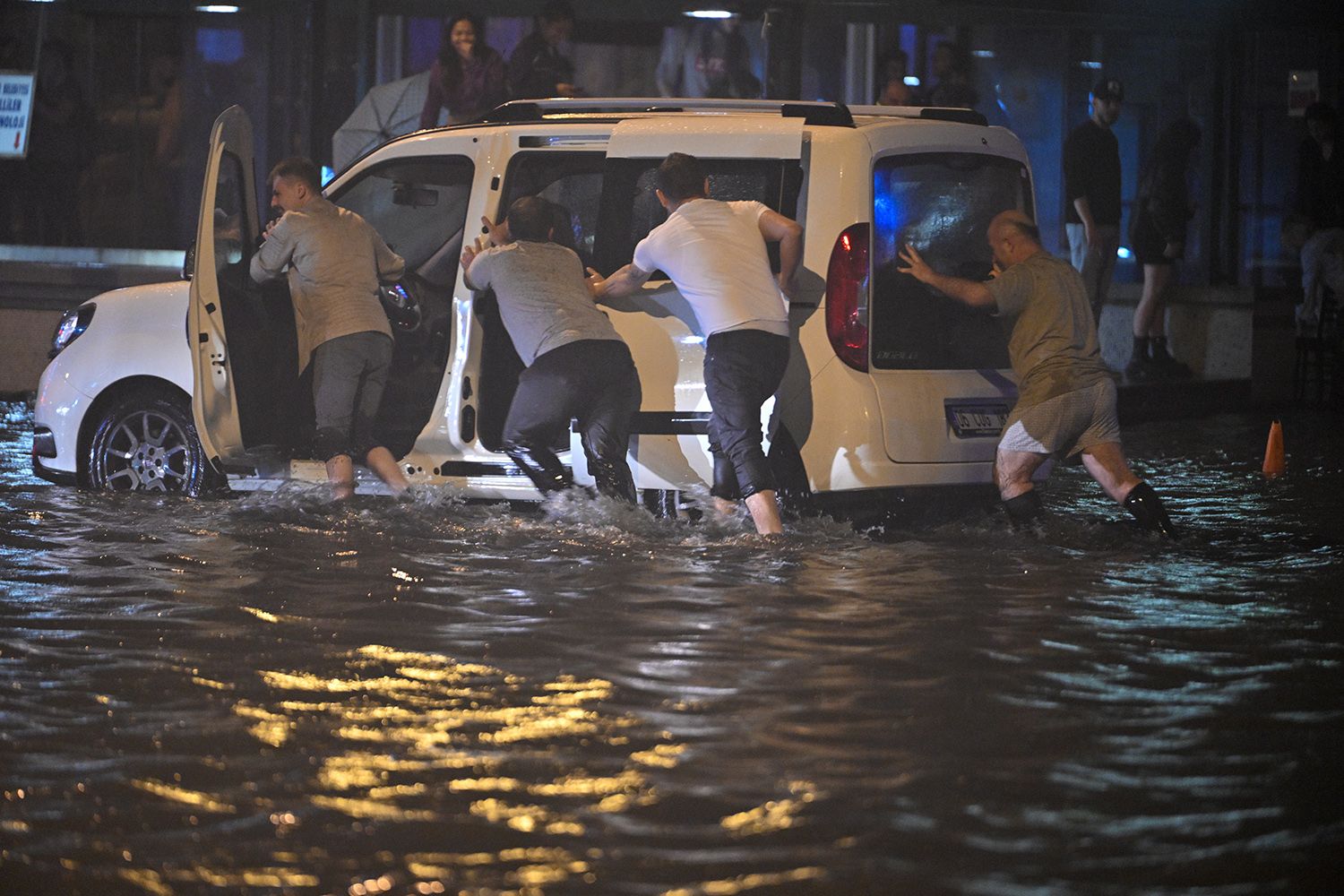 Ankaralılar telefona sarıldı, 1.330 ihbar yapıldı! Tedbir amaçlı elektik kesintileri başladı... Ankaralılar telefona sarıldı, 1.330 ihbar yapıldı! Tedbir amaçlı elektik kesintileri başladı... - 2. Resim