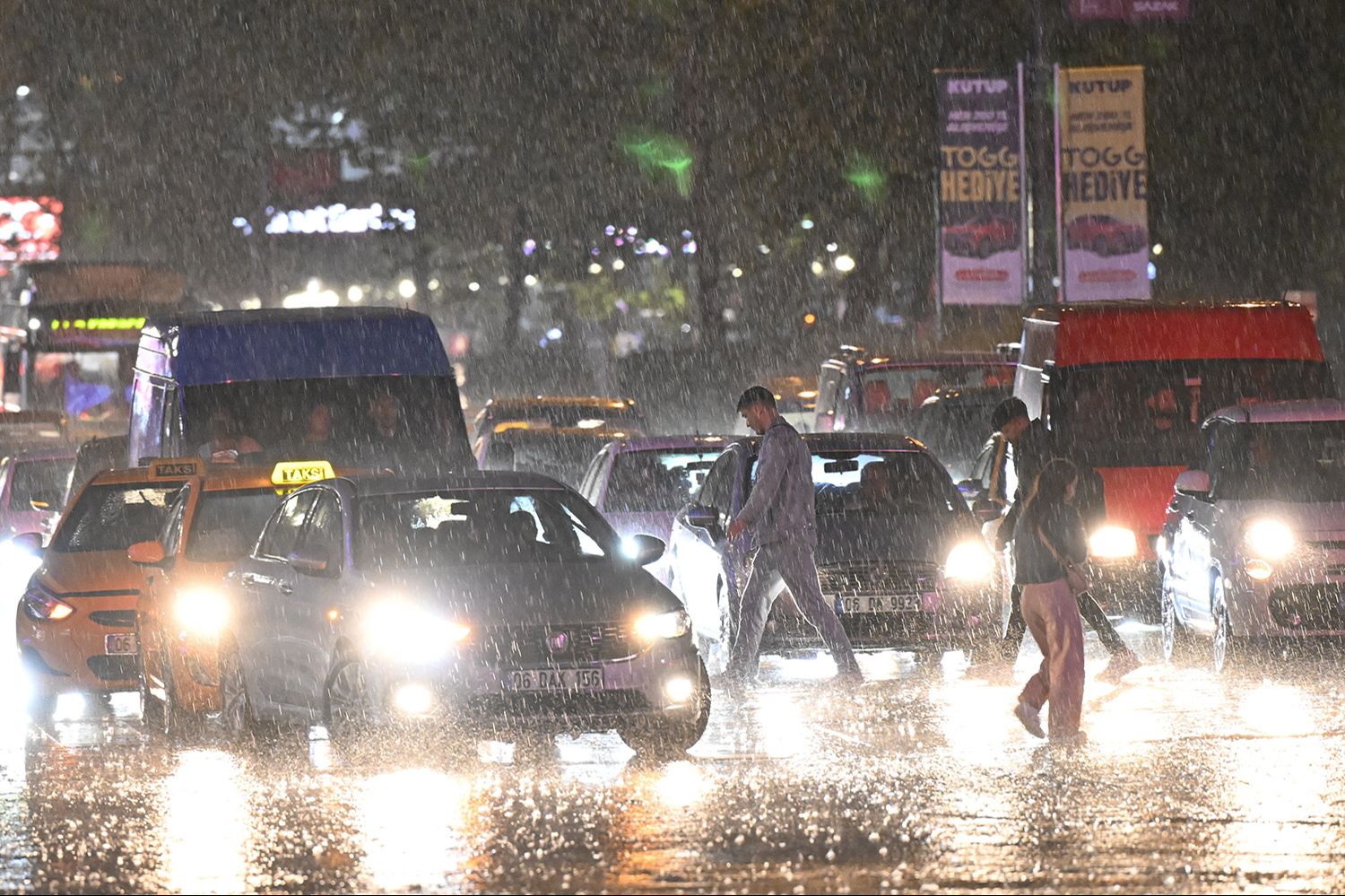 Ankaralılar telefona sarıldı, 1.330 ihbar yapıldı! Tedbir amaçlı elektik kesintileri başladı... Ankaralılar telefona sarıldı, 1.330 ihbar yapıldı! Tedbir amaçlı elektik kesintileri başladı... - 5. Resim
