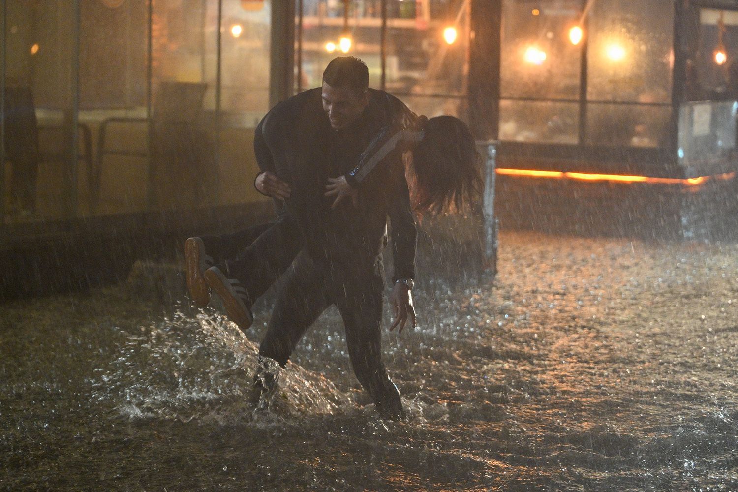 Ankaralılar telefona sarıldı, 1.330 ihbar yapıldı! Tedbir amaçlı elektik kesintileri başladı... Ankaralılar telefona sarıldı, 1.330 ihbar yapıldı! Tedbir amaçlı elektik kesintileri başladı... - 8. Resim