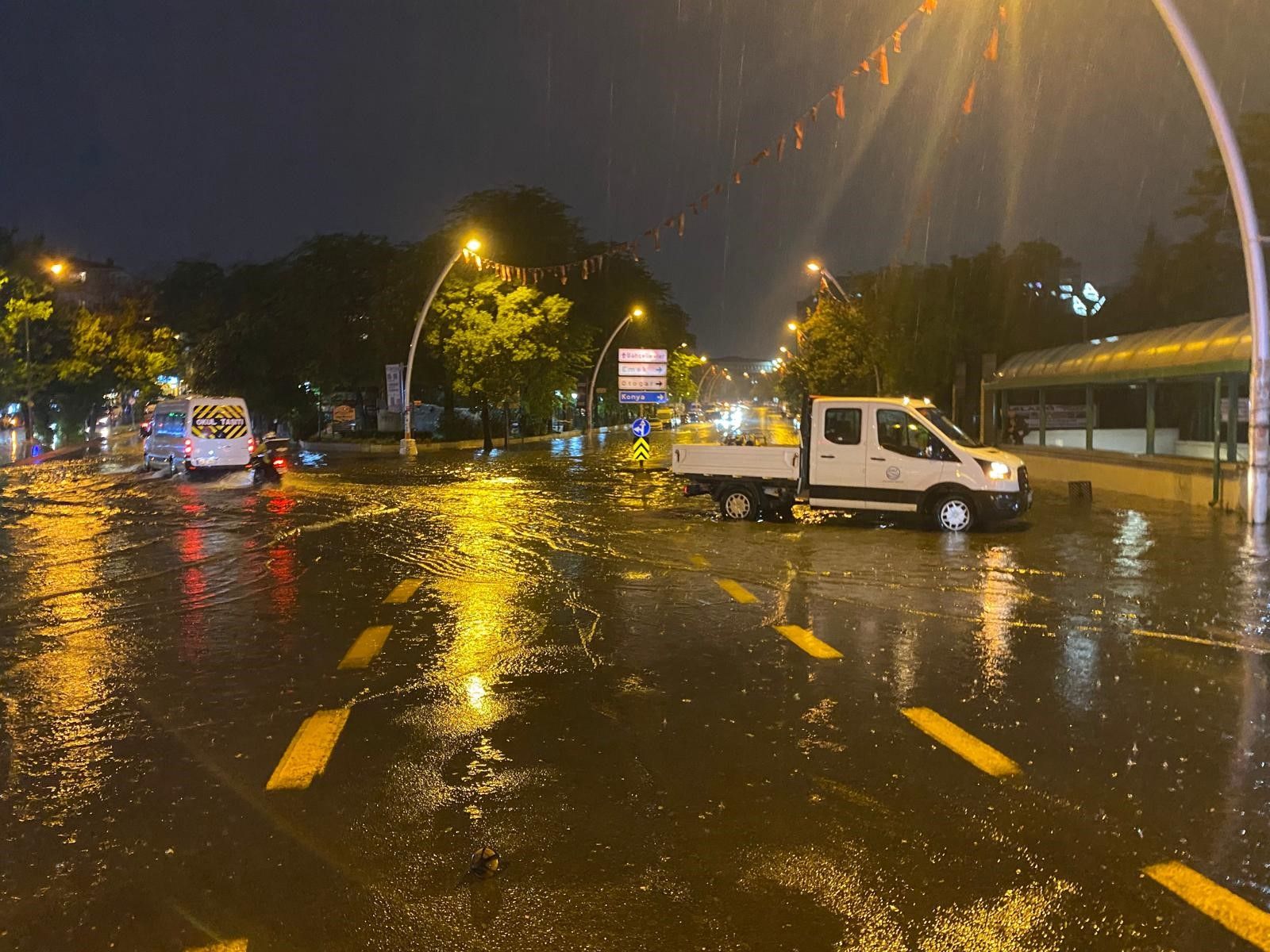 Ankara'yı yine şiddetli yağış vurdu, cadde ve sokaklar göle döndü Ankara'yı yine şiddetli yağış vurdu, cadde ve sokaklar göle döndü - 2. Resim