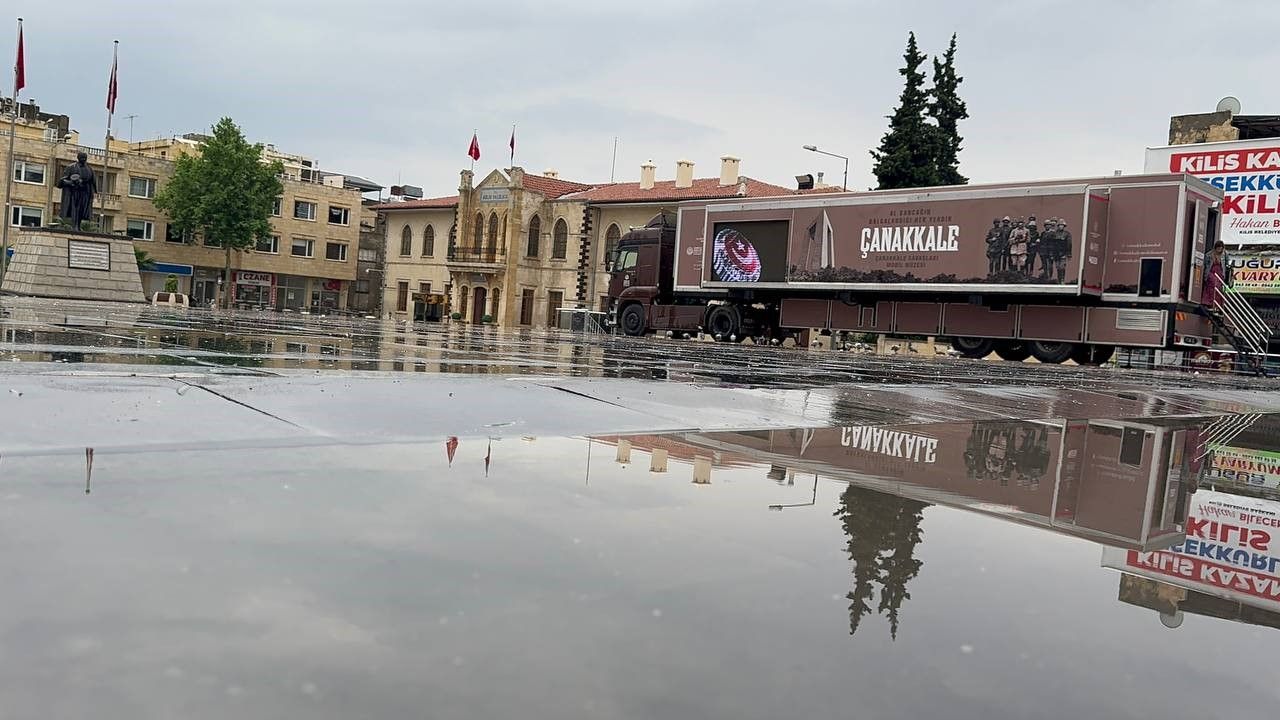 Asfalt çöktü, mahsur kalanlar kepçelerle kurtarıldı: Çok sayıda il şiddetli yağışların pençesinde! - 16. Resim