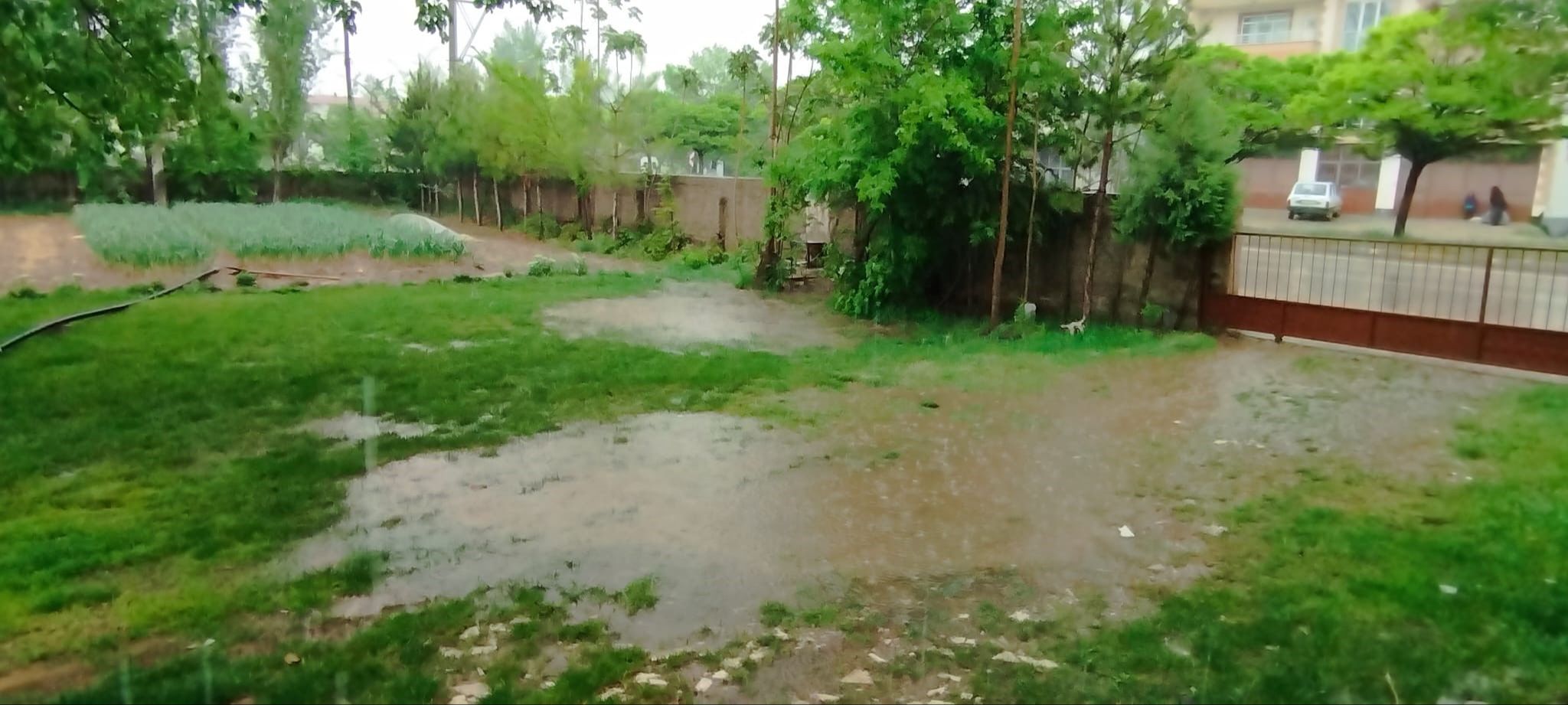 Asfalt çöktü, mahsur kalanlar kepçelerle kurtarıldı: Çok sayıda il şiddetli yağışların pençesinde! - 14. Resim