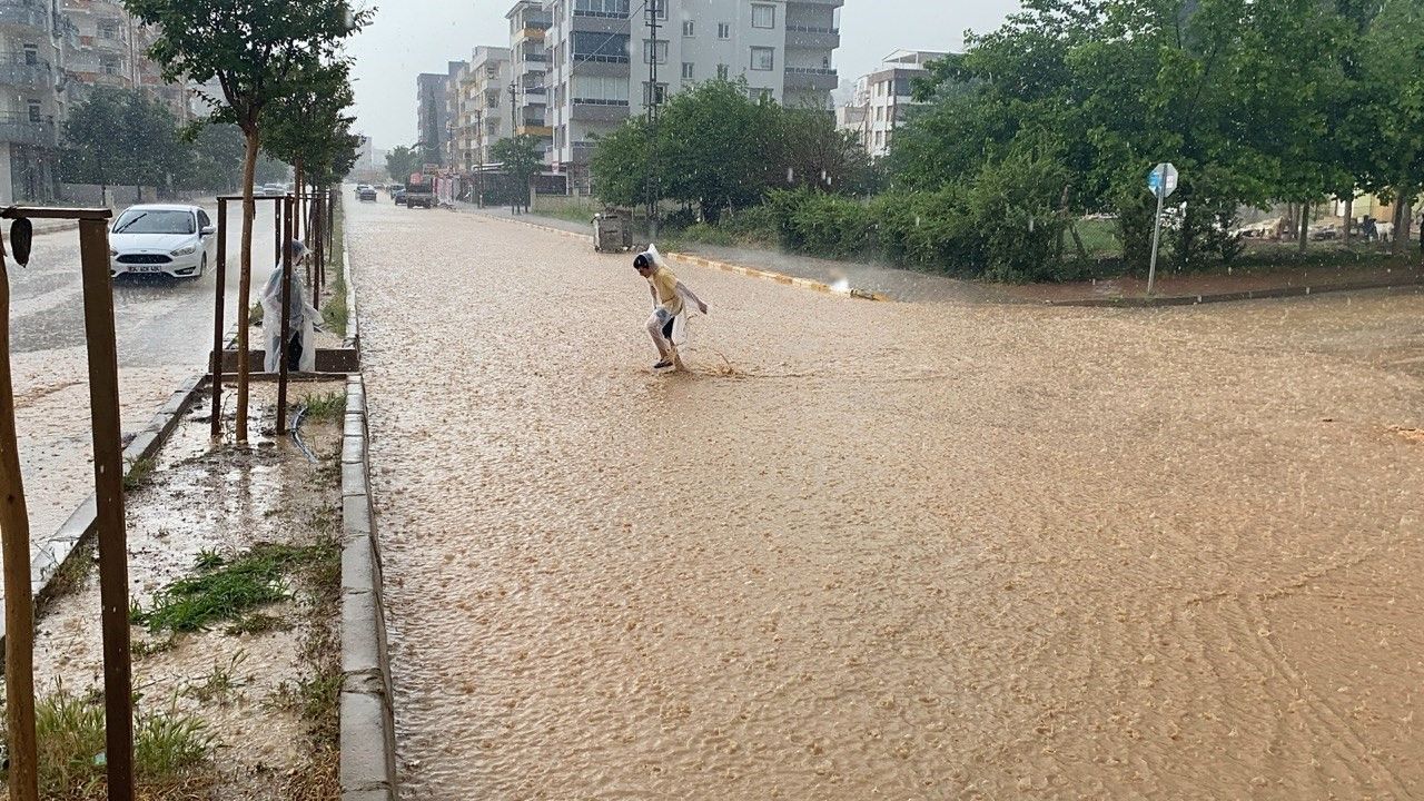 Asfalt çöktü, mahsur kalanlar kepçelerle kurtarıldı: Çok sayıda il şiddetli yağışların pençesinde! - 13. Resim