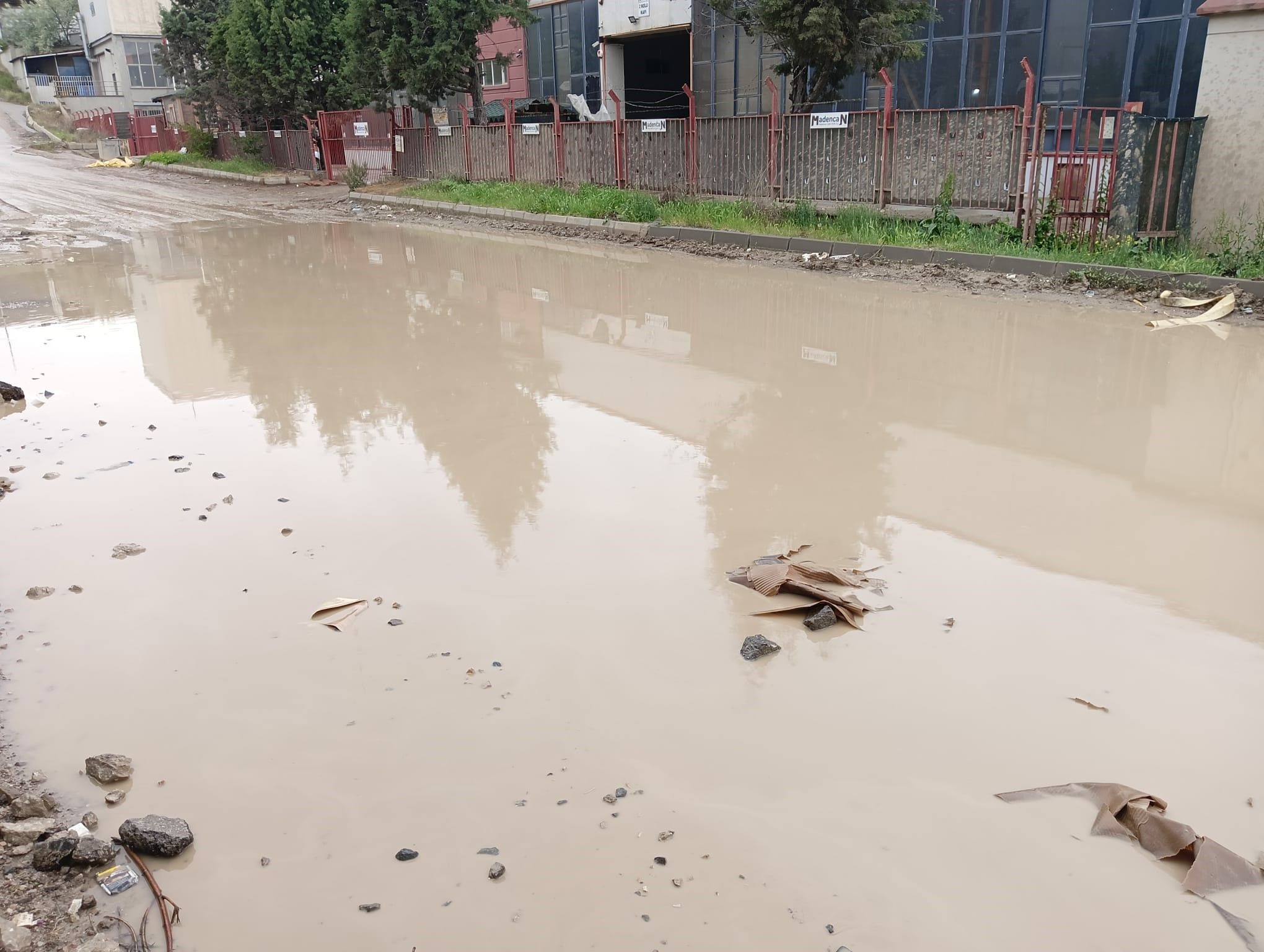 Asfalt çöktü, mahsur kalanlar kepçelerle kurtarıldı: Çok sayıda il şiddetli yağışların pençesinde! - 7. Resim