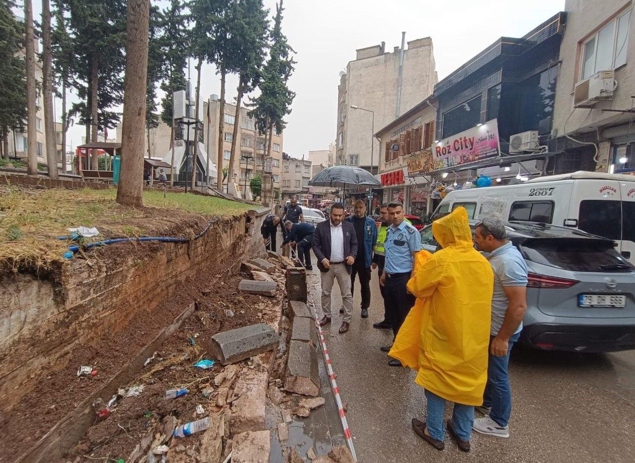 Asfalt çöktü, mahsur kalanlar kepçelerle kurtarıldı: Çok sayıda il şiddetli yağışların pençesinde! - 17. Resim