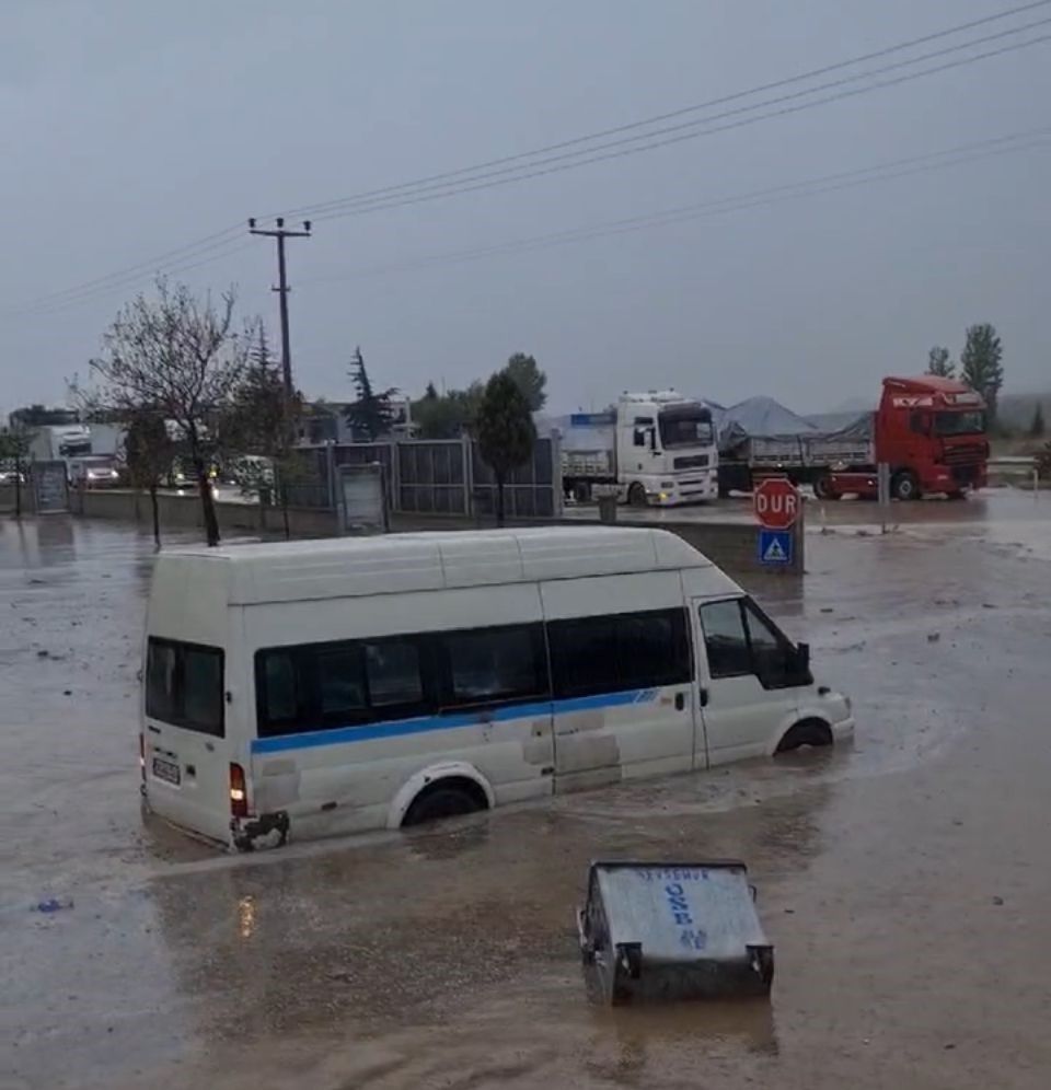 Asfalt çöktü, mahsur kalanlar kepçelerle kurtarıldı: Çok sayıda il şiddetli yağışların pençesinde! - 10. Resim