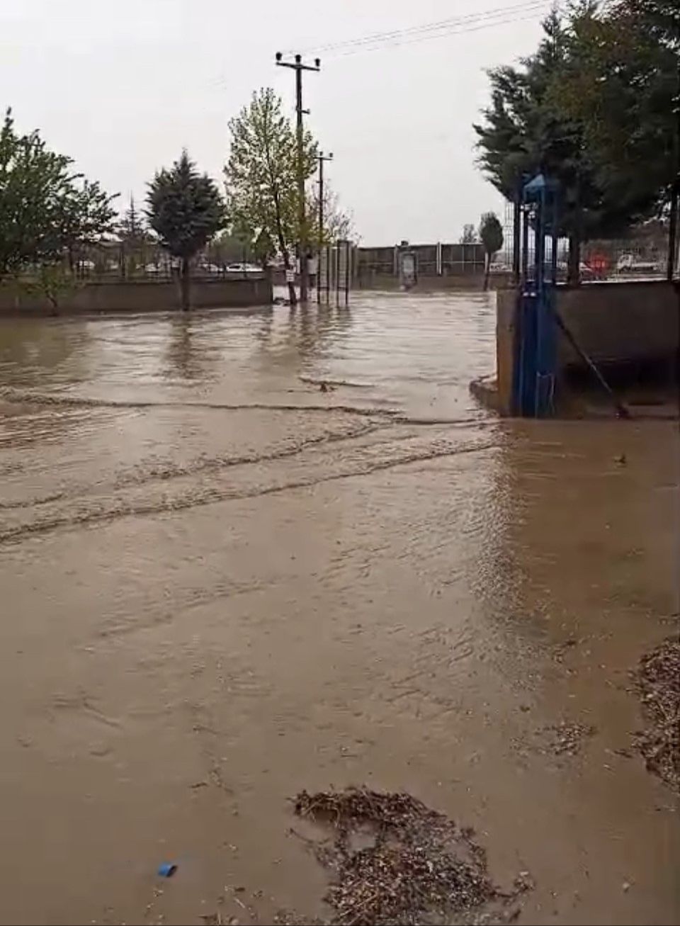 Asfalt çöktü, mahsur kalanlar kepçelerle kurtarıldı: Çok sayıda il şiddetli yağışların pençesinde! - 11. Resim
