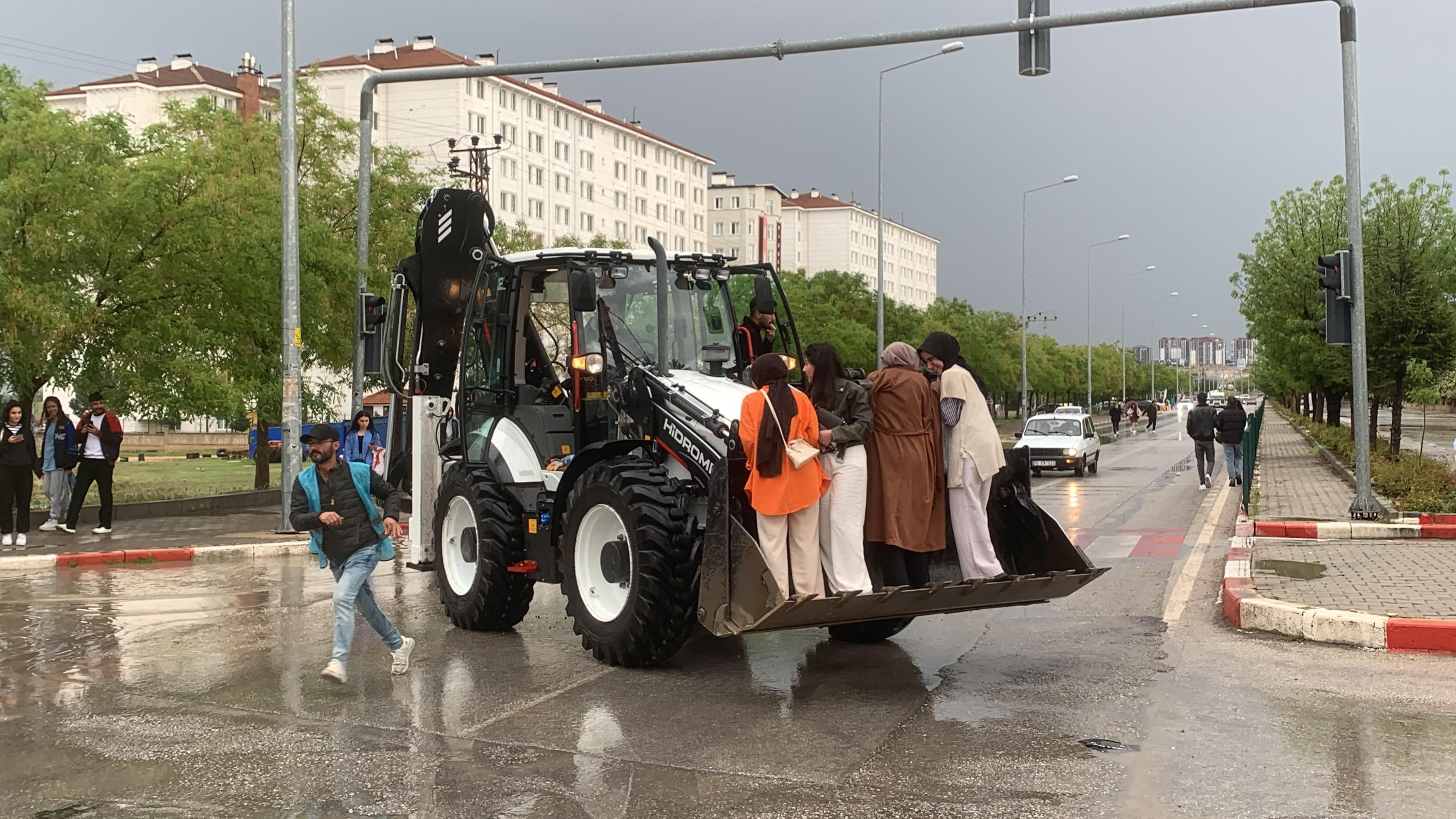Asfalt çöktü, mahsur kalanlar kepçelerle kurtarıldı: Çok sayıda il şiddetli yağışların pençesinde! - 22. Resim