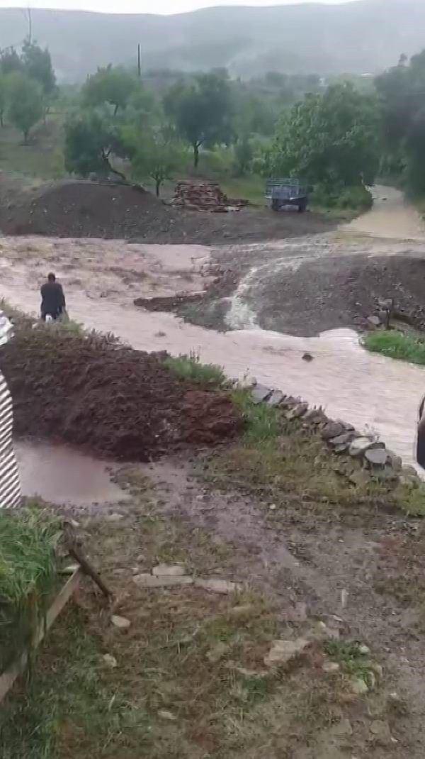 Asfalt çöktü, mahsur kalanlar kepçelerle kurtarıldı: Çok sayıda il şiddetli yağışların pençesinde! - 9. Resim