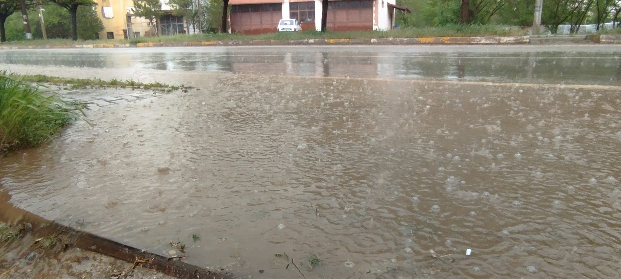 Asfalt çöktü, mahsur kalanlar kepçelerle kurtarıldı: Çok sayıda il şiddetli yağışların pençesinde! - 15. Resim