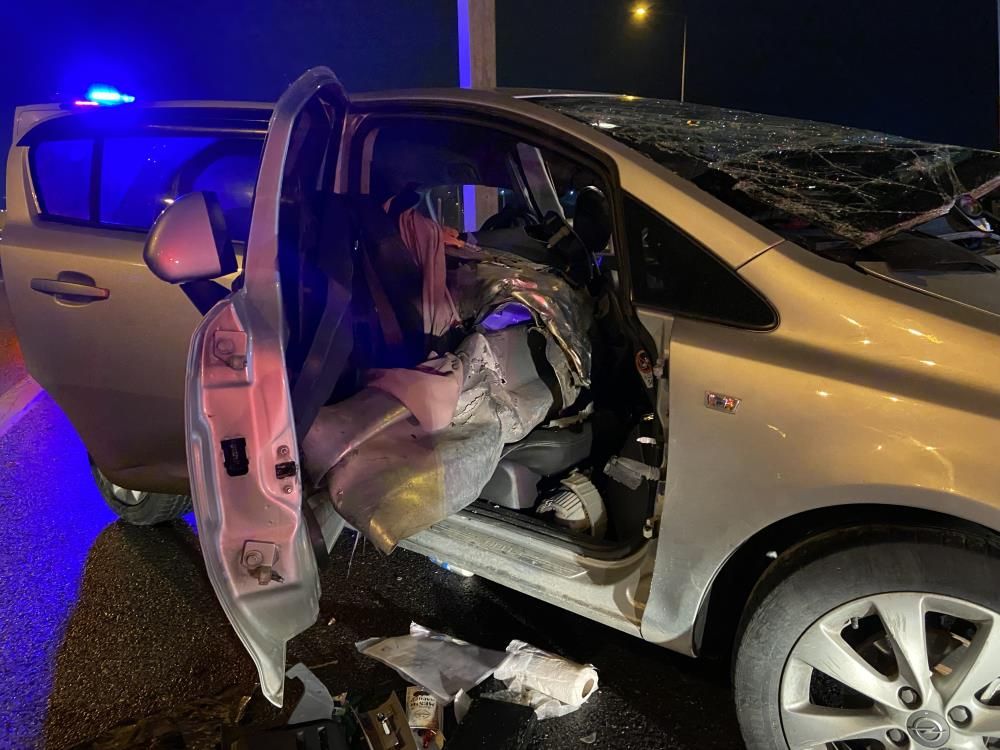 Eyüpsultan’da feci kaza! Araba bariyerlere saplandı, ölü ve yaralı var Eyüpsultan’da feci kaza! Araba bariyerlere saplandı, ölü ve yaralı var - 3. Resim