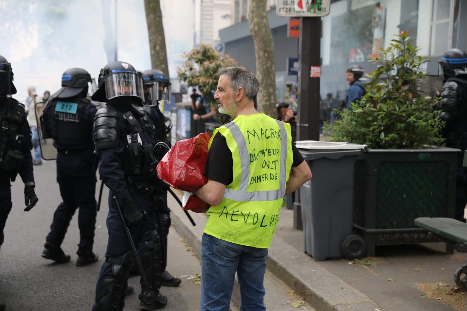 Paris'te olaylı 1 Mayıs: Polisten eylemcilere coplu müdahale - 2. Resim