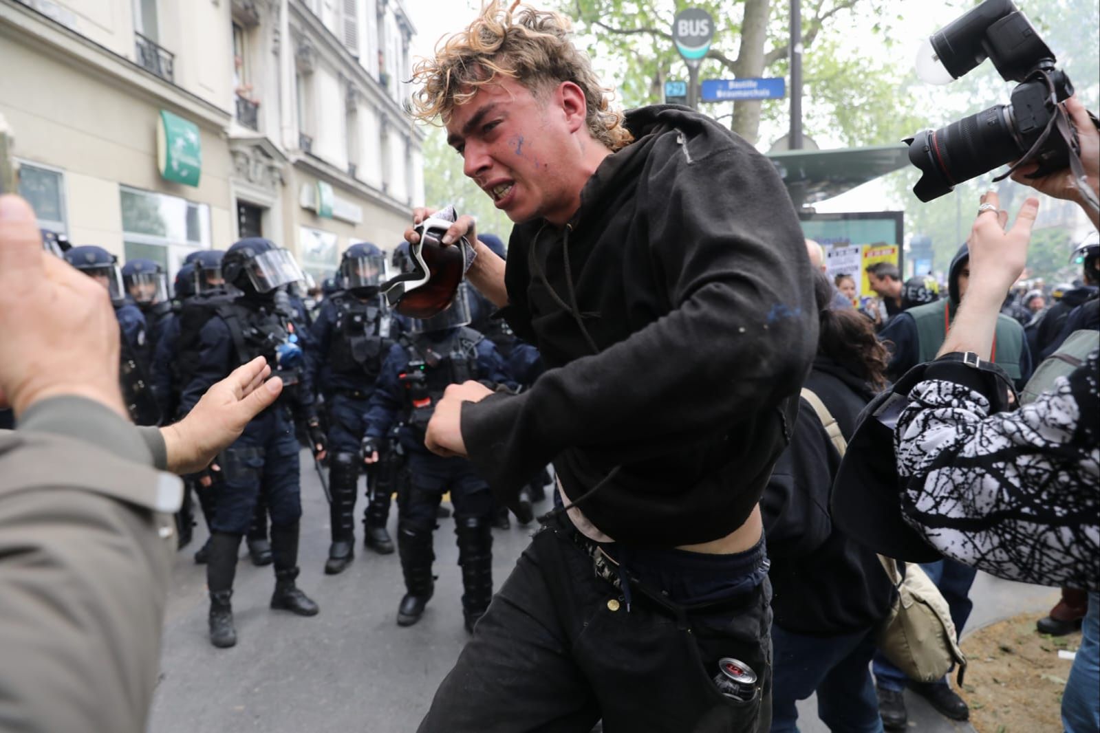 Paris'te olaylı 1 Mayıs: Polisten eylemcilere coplu müdahale - 3. Resim