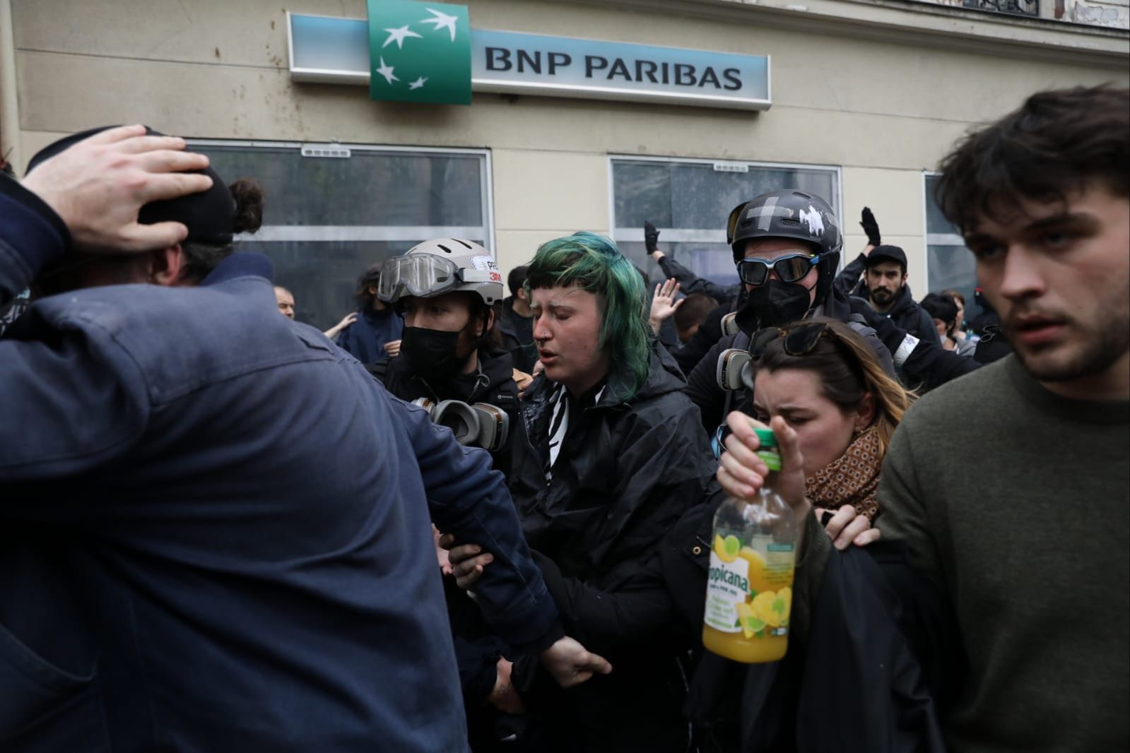 Paris'te olaylı 1 Mayıs: Polisten eylemcilere coplu müdahale - 1. Resim