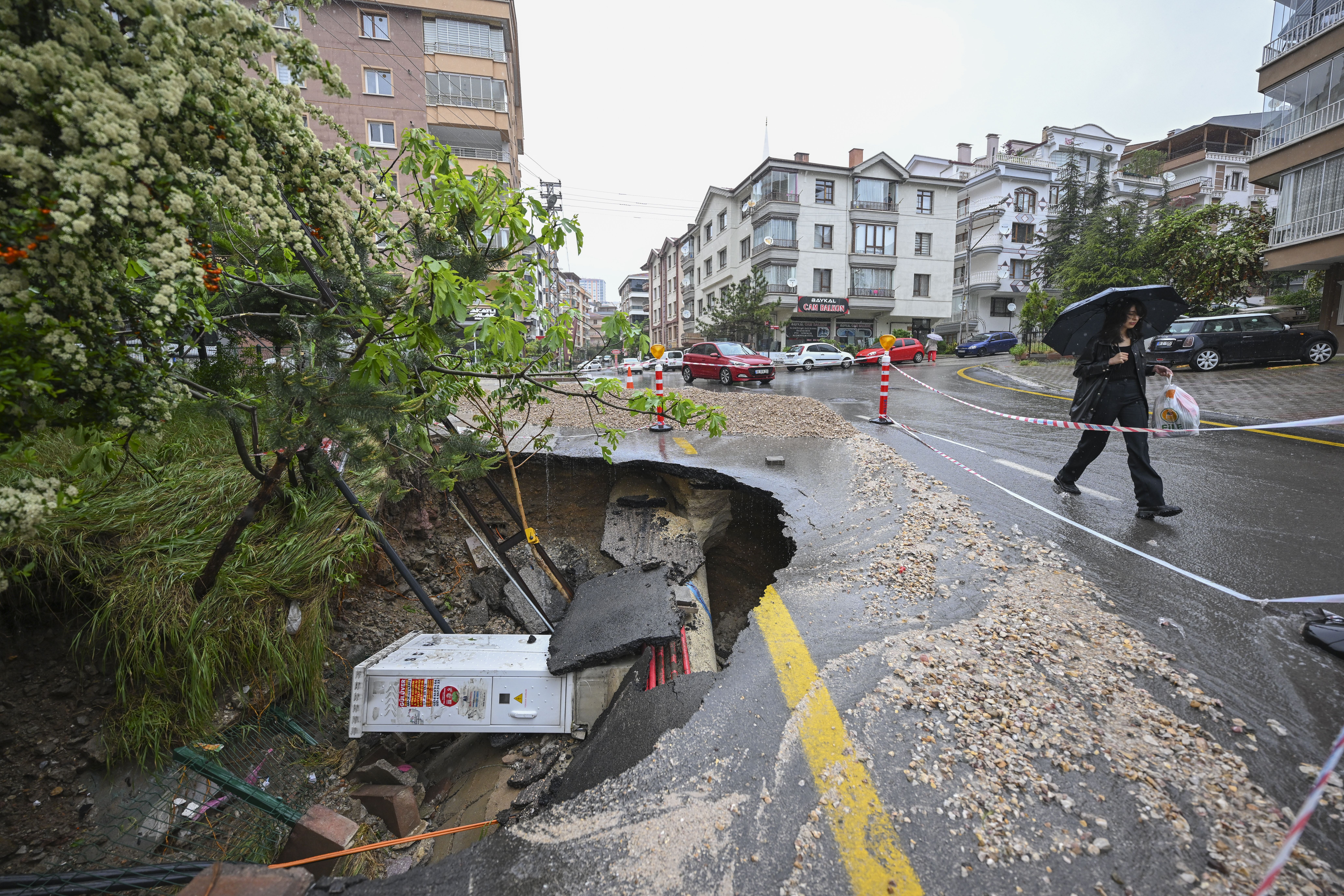 Sağanak Ankara'yı felç etti: Çöken yol ne varsa aldı götürdü! - 3. Resim