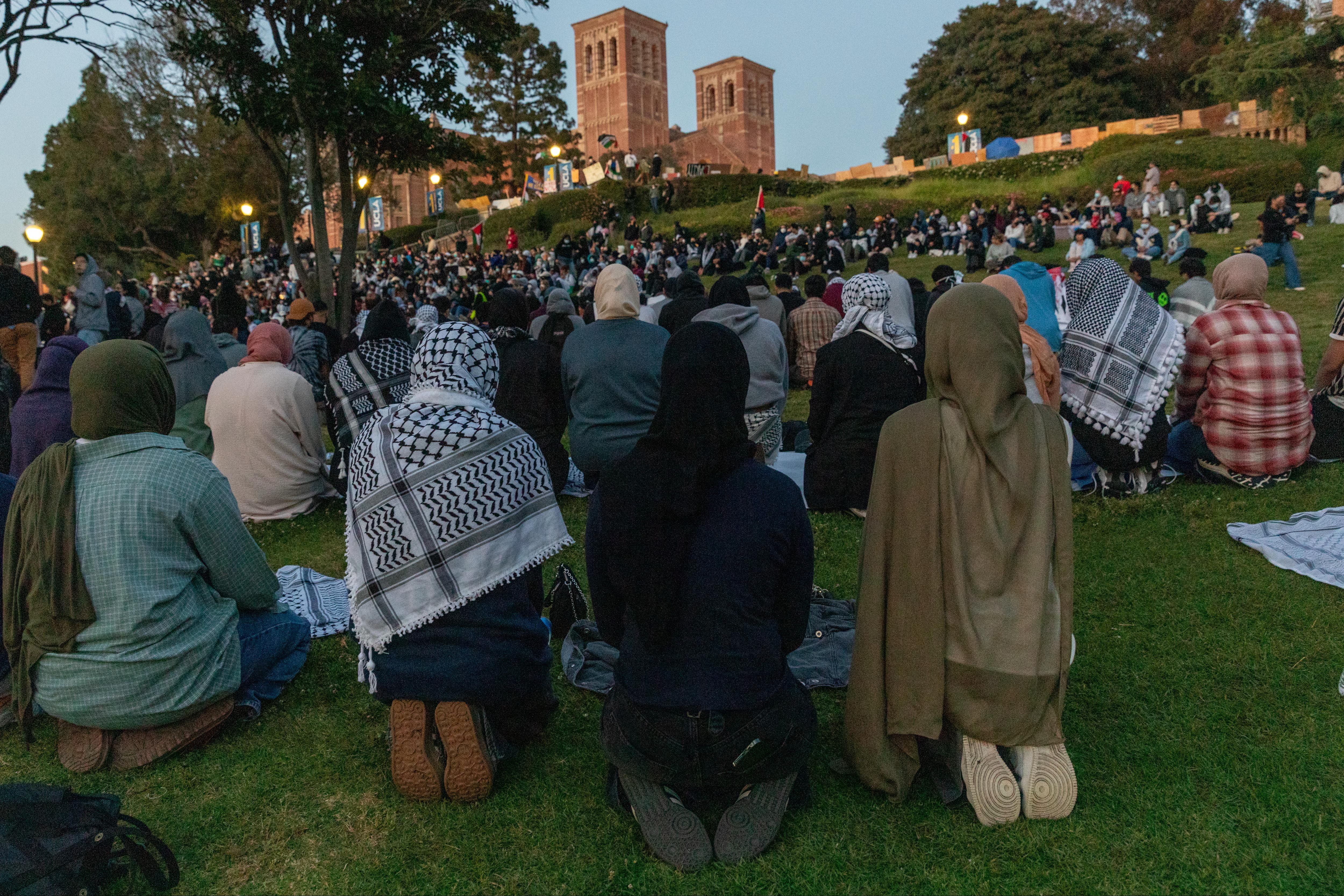 ABD'deki üniversitelerde sular durulmuyor... Kaliforniya Üniversitesi'ndeki Filistin protestosuna polis müdahalesi! ABD'deki üniversitelerde sular durulmuyor... Kaliforniya Üniversitesi'ndeki Filistin protestosuna polis müdahalesi! - 2. Resim