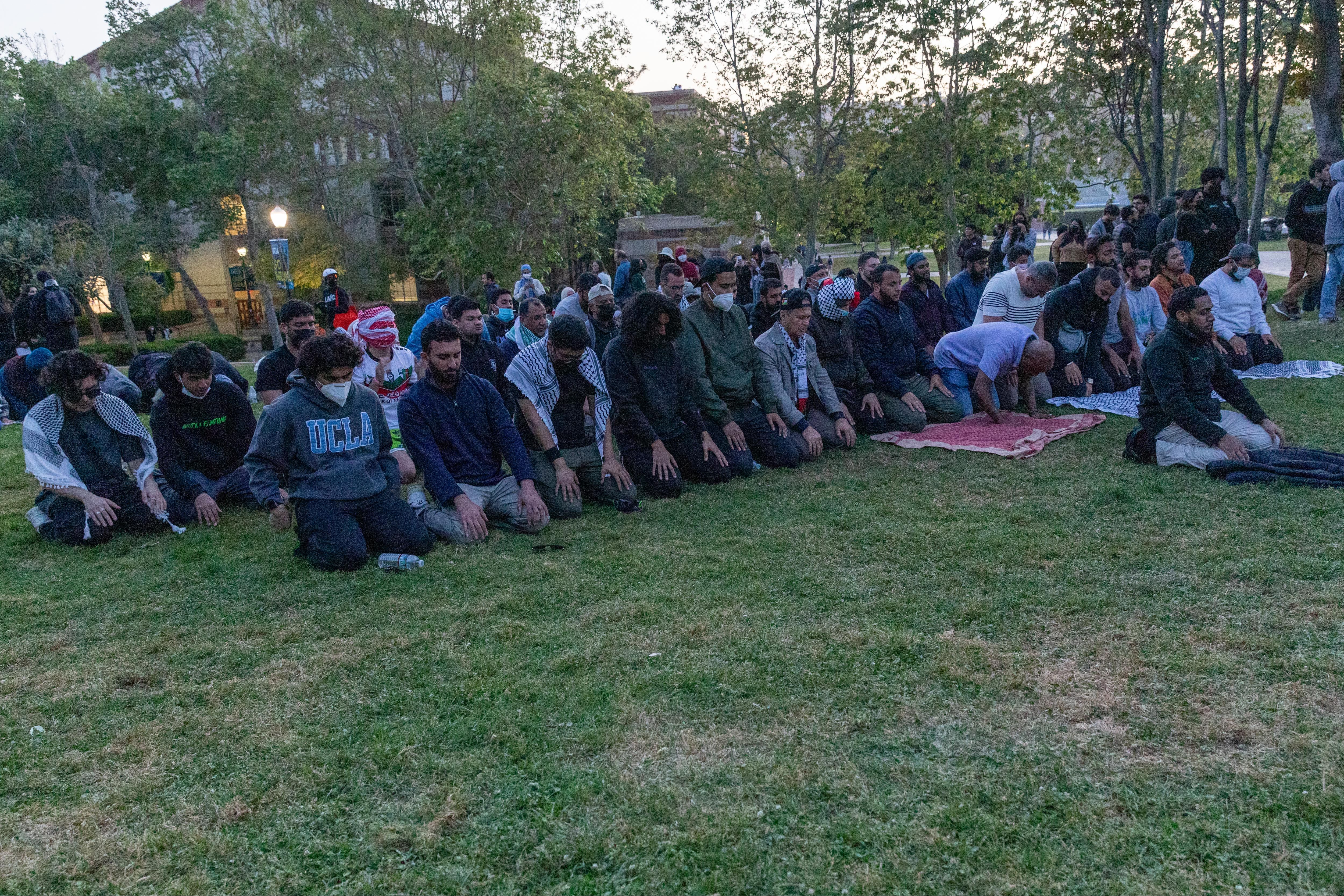 ABD'deki üniversitelerde sular durulmuyor... Kaliforniya Üniversitesi'ndeki Filistin protestosuna polis müdahalesi! ABD'deki üniversitelerde sular durulmuyor... Kaliforniya Üniversitesi'ndeki Filistin protestosuna polis müdahalesi! - 3. Resim