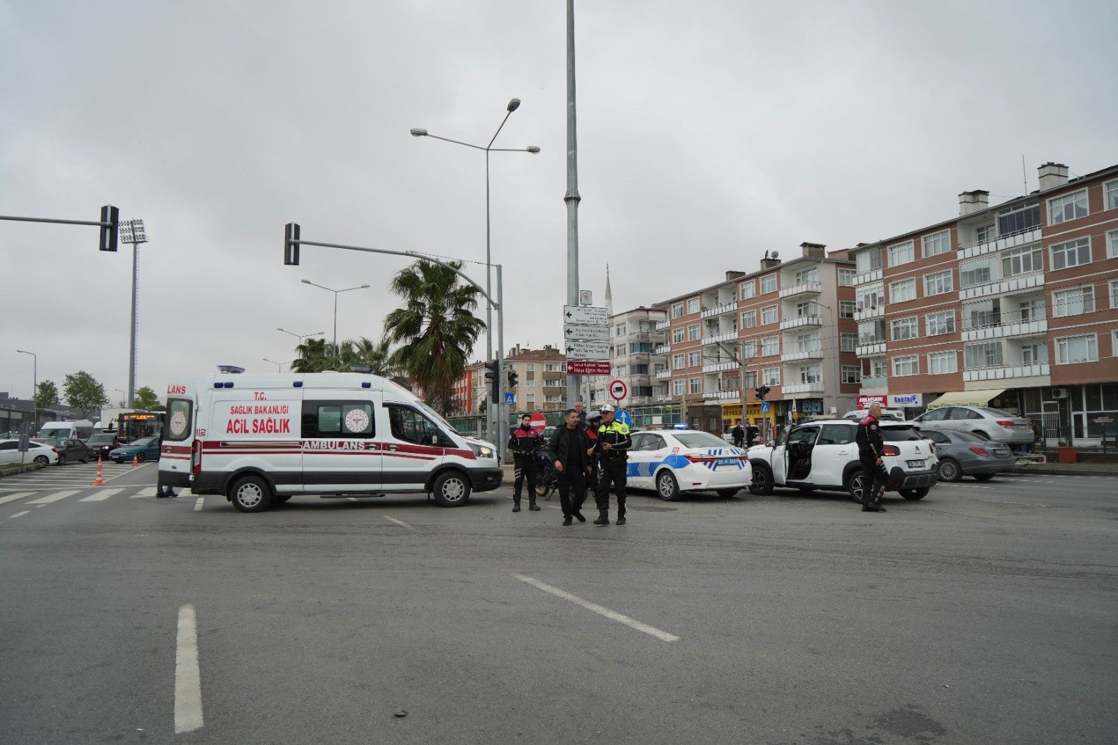 AK Partili başkanın makam aracı yayalara çarptı: Yaralılar var - 2. Resim