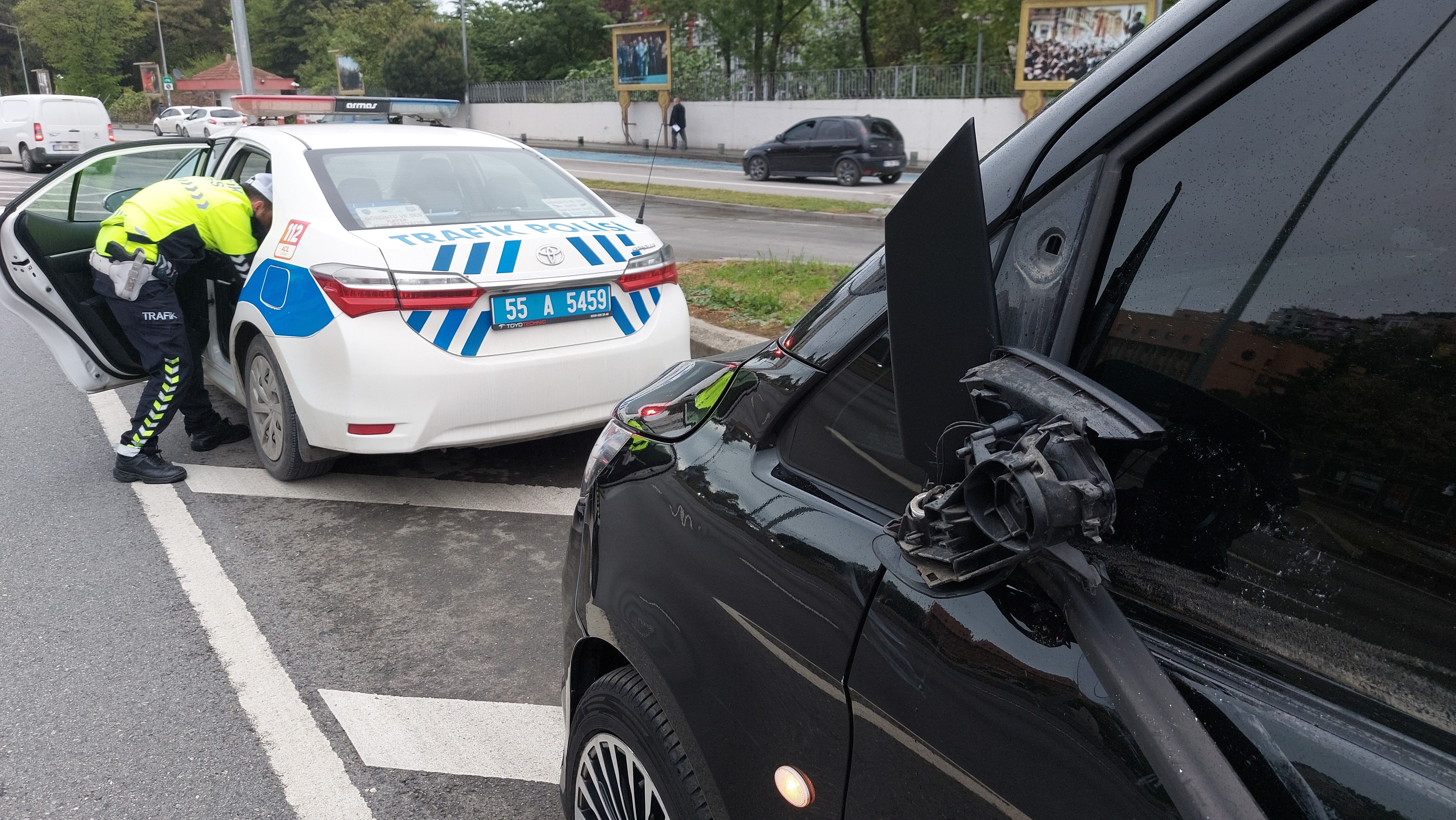 AK Partili başkanın makam aracı yayalara çarptı: Yaralılar var - 1. Resim